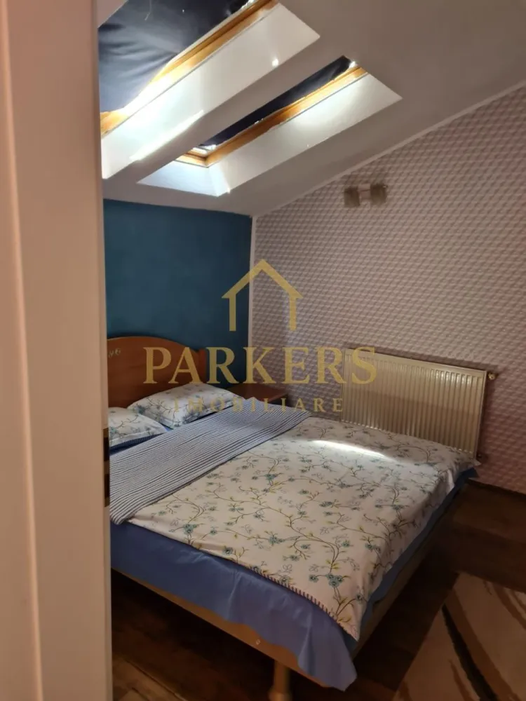 Duplex 329mp utili, teren 435mp, 10 camere, zona centrală - Parkers Imobiliare vă propune spre vânzare o proprietate tip duplex, cu o suprafață utilă generoasă de 329 mp, amplasată pe un teren de 435 mp, ideală atât pentru rezidențial, cât și pentru investiție sau activități mixte.

Construit în anul 2006, din cărămidă, imobilul este finalizat și dispune de o structură solidă, însă necesită renovare interioară, oferind viitorului proprietar posibilitatea de personalizare completă.

Date tehnice:
- Suprafață utilă: 329 mp
- Suprafață construită desfășurată: 383 mp
- Amprentă la sol: 189 mp
- Suprafață teren: 435 mp
- Curte: 73 mp
- An construcție: 2006
- Regim de înălțime: P + 1
- 2 subsoluri
- Acoperiș din țiglă
- 2 locuri de parcare

Compartimentare:
- 10 camere
- 8 dormitoare
- 2 bucătării
- 4 băi
- 1 balcon
- 1 terasă
Proprietatea dispune de multiple posibilități de recompartimentare sau optimizare a spațiului.

Datorită suprafeței generoase și compartimentării, imobilul este potrivit pentru:
- locuință multifamilială
- sediu firmă
- clinică / afterschool / grădiniță
- investiție pentru închiriere

Această proprietate reprezintă o oportunitate solidă pentru cei care caută un imobil spațios, cu structură bună și potențial ridicat de valorificare.