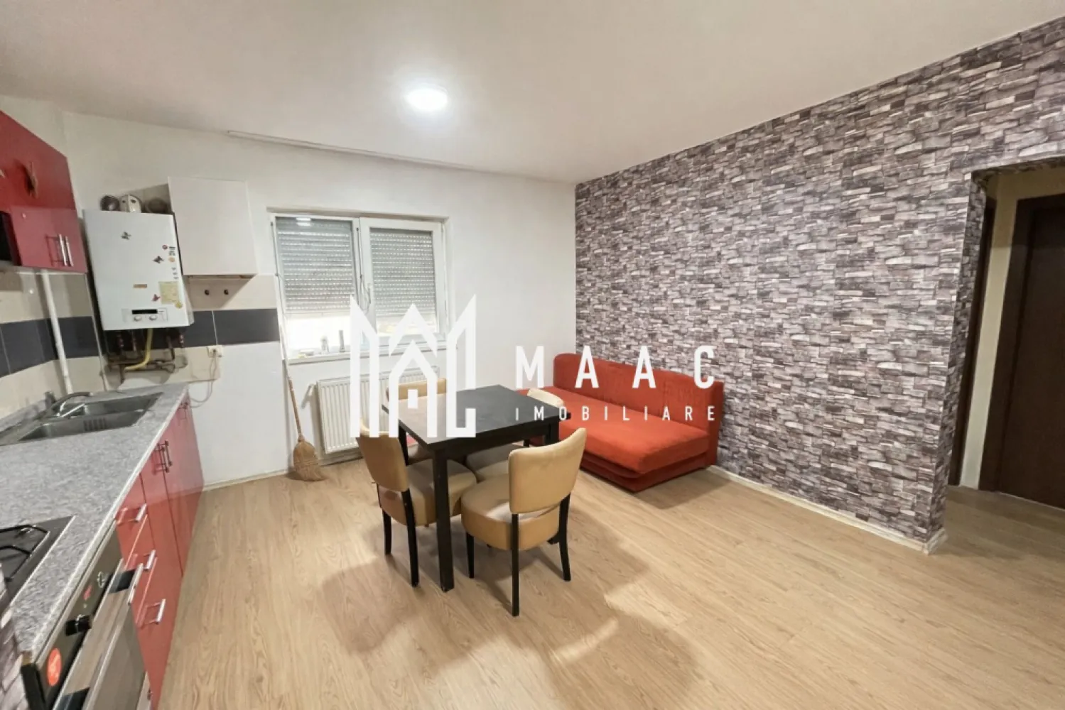 Apartament 2 camere | Mobilat și utilat | Boxă | 33,5 MPU | Gușterița - Maac Imobiliare prezintă spre vânzare un apartament cochet cu 2 camere, situat la demisolul unui imobil amplasat într-o zonă în continuă dezvoltare, în cartierul Gușterița.

Locuința are o suprafață utilă de 33,5 mp și este compartimentată eficient astfel:

Living cu bucătărie open-space

Dormitor matrimonial

Baie cu geam de aerisire

Hol

În plus, apartamentul dispune de o boxă la subsol de aproximativ 4 mp, ideală pentru depozitare.

Avantaje:

Se vinde mobilat și utilat, fiind pregătit pentru mutare imediată

Zonă liniștită, în plină dezvoltare

Acces facil către oraș

În apropiere de mijloace de transport, magazine și alte facilități urbane

Pentru mai multe detalii sau pentru programarea unei vizionări, precizați telefonic că ați văzut anunțul cu ID: CP2948739.