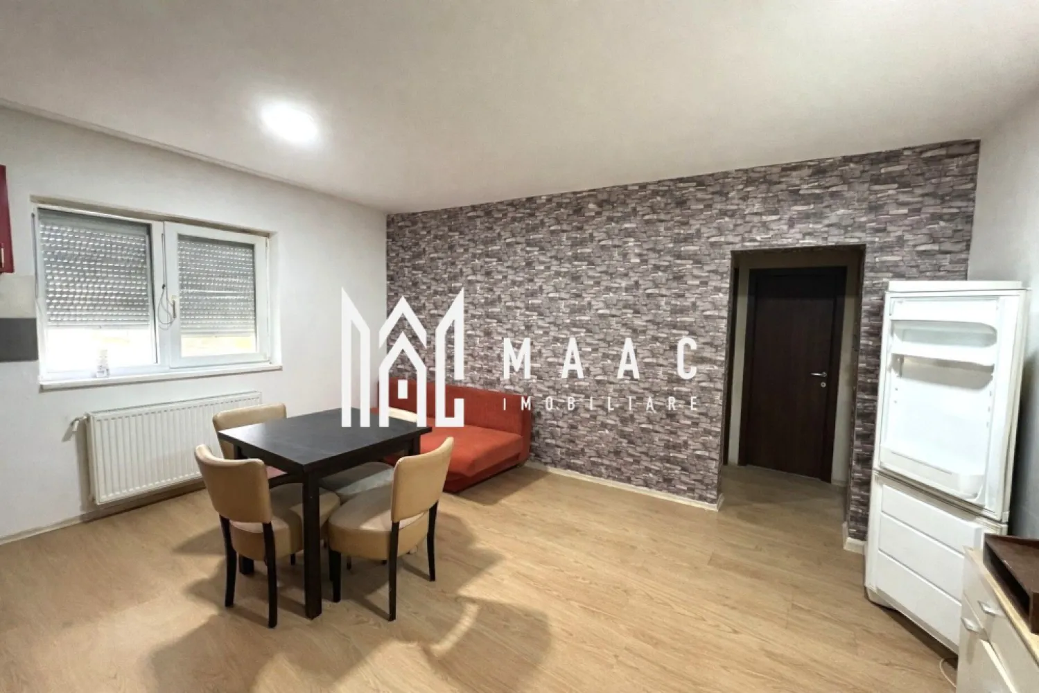 Apartament 2 camere | Mobilat și utilat | Boxă | 33,5 MPU | Gușterița - Maac Imobiliare prezintă spre vânzare un apartament cochet cu 2 camere, situat la demisolul unui imobil amplasat într-o zonă în continuă dezvoltare, în cartierul Gușterița.

Locuința are o suprafață utilă de 33,5 mp și este compartimentată eficient astfel:

Living cu bucătărie open-space

Dormitor matrimonial

Baie cu geam de aerisire

Hol

În plus, apartamentul dispune de o boxă la subsol de aproximativ 4 mp, ideală pentru depozitare.

Avantaje:

Se vinde mobilat și utilat, fiind pregătit pentru mutare imediată

Zonă liniștită, în plină dezvoltare

Acces facil către oraș

În apropiere de mijloace de transport, magazine și alte facilități urbane

Pentru mai multe detalii sau pentru programarea unei vizionări, precizați telefonic că ați văzut anunțul cu ID: CP2948739.