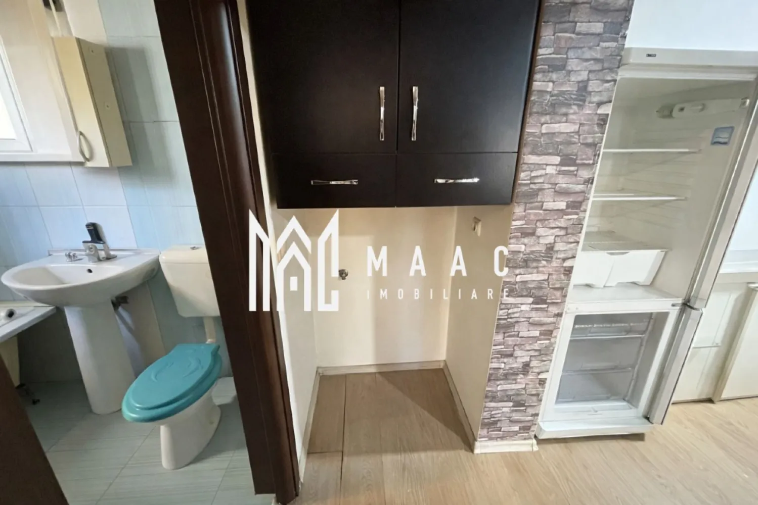 Apartament 2 camere | Mobilat și utilat | Boxă | 33,5 MPU | Gușterița - Maac Imobiliare prezintă spre vânzare un apartament cochet cu 2 camere, situat la demisolul unui imobil amplasat într-o zonă în continuă dezvoltare, în cartierul Gușterița.

Locuința are o suprafață utilă de 33,5 mp și este compartimentată eficient astfel:

Living cu bucătărie open-space

Dormitor matrimonial

Baie cu geam de aerisire

Hol

În plus, apartamentul dispune de o boxă la subsol de aproximativ 4 mp, ideală pentru depozitare.

Avantaje:

Se vinde mobilat și utilat, fiind pregătit pentru mutare imediată

Zonă liniștită, în plină dezvoltare

Acces facil către oraș

În apropiere de mijloace de transport, magazine și alte facilități urbane

Pentru mai multe detalii sau pentru programarea unei vizionări, precizați telefonic că ați văzut anunțul cu ID: CP2948739.