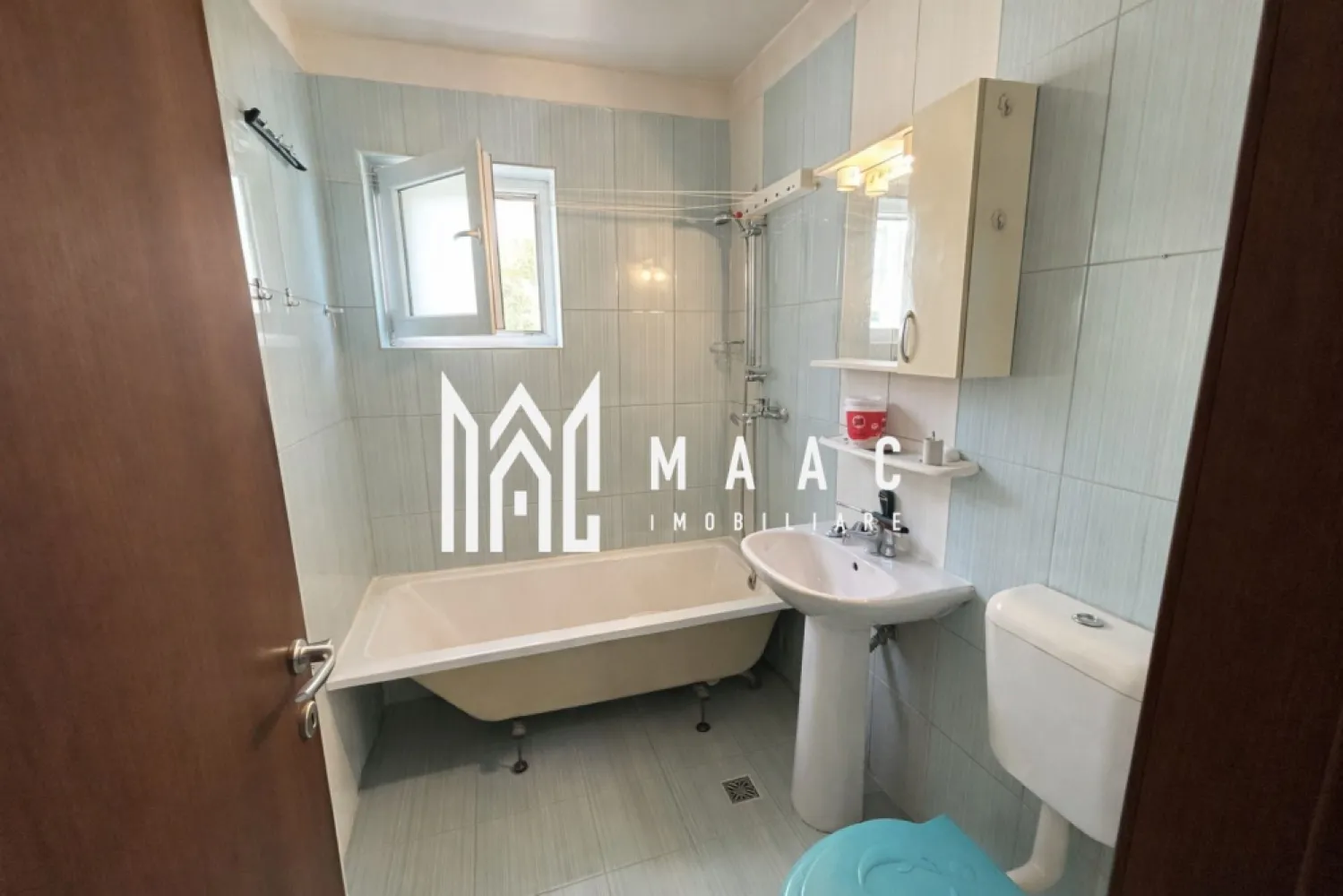 Apartament 2 camere | Mobilat și utilat | Boxă | 33,5 MPU | Gușterița - Maac Imobiliare prezintă spre vânzare un apartament cochet cu 2 camere, situat la demisolul unui imobil amplasat într-o zonă în continuă dezvoltare, în cartierul Gușterița.

Locuința are o suprafață utilă de 33,5 mp și este compartimentată eficient astfel:

Living cu bucătărie open-space

Dormitor matrimonial

Baie cu geam de aerisire

Hol

În plus, apartamentul dispune de o boxă la subsol de aproximativ 4 mp, ideală pentru depozitare.

Avantaje:

Se vinde mobilat și utilat, fiind pregătit pentru mutare imediată

Zonă liniștită, în plină dezvoltare

Acces facil către oraș

În apropiere de mijloace de transport, magazine și alte facilități urbane

Pentru mai multe detalii sau pentru programarea unei vizionări, precizați telefonic că ați văzut anunțul cu ID: CP2948739.