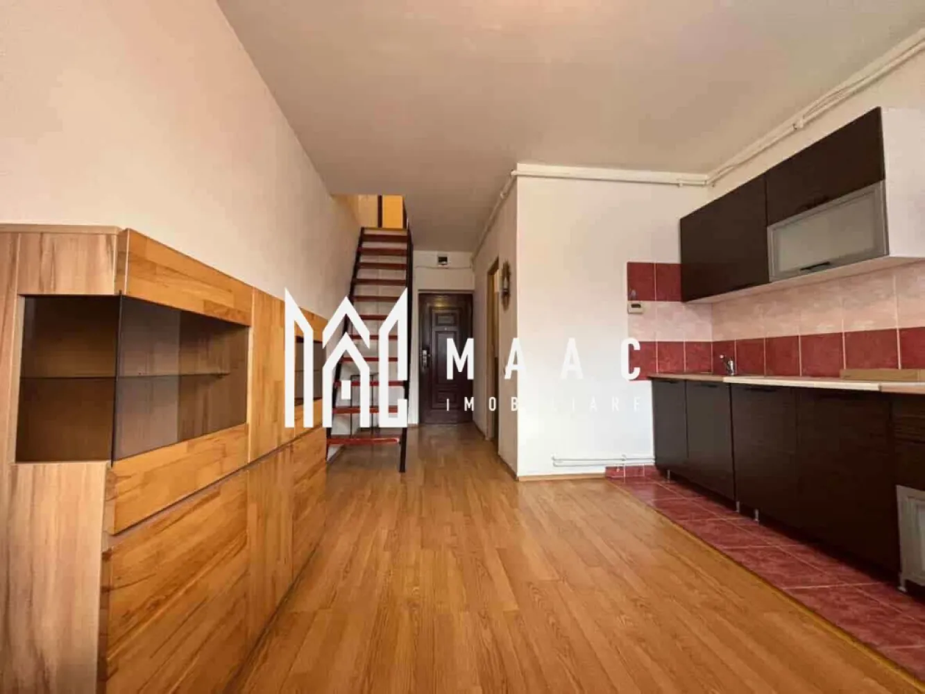 Apartament 2 camere | 40 mp utili | Pe 2 niveluri | Etaj 5/5 | Zona Terezian - Maac Imobiliare prezintă spre vânzare un apartament cu 2 camere, situat la etajul 5 al unui imobil cu 5 etaje, fără lift, în zona Terezian – Bellisima.

Locuința are o suprafață utilă de 40 mp și este compartimentată pe două niveluri, oferind o organizare practică și separarea zonei de zi de cea de odihnă.

Compartimentare:

Nivelul 1:

hol

baie

living cu bucătărie open space

Nivelul 2:

hol

dormitor

Apartamentul este potrivit atât pentru locuit, cât și pentru investiție, datorită amplasării într-o zonă bine conectată a cartierului Terezian.

Locația oferă acces rapid la mijloace de transport, magazine, școli și zone verzi, ceea ce face proprietatea ideală pentru cei care își doresc confort și acces facil către punctele de interes din oraș.

Pentru mai multe informații precizați că ați văzut anunțul cu ID: CP2932367.