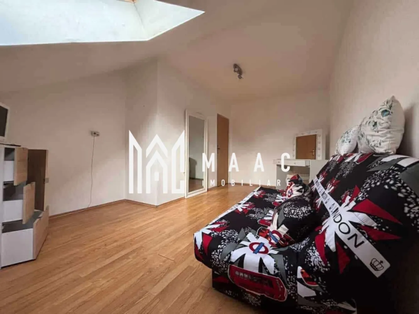 Apartament 2 camere | 40 mp utili | Pe 2 niveluri | Etaj 5/5 | Zona Terezian - Maac Imobiliare prezintă spre vânzare un apartament cu 2 camere, situat la etajul 5 al unui imobil cu 5 etaje, fără lift, în zona Terezian – Bellisima.

Locuința are o suprafață utilă de 40 mp și este compartimentată pe două niveluri, oferind o organizare practică și separarea zonei de zi de cea de odihnă.

Compartimentare:

Nivelul 1:

hol

baie

living cu bucătărie open space

Nivelul 2:

hol

dormitor

Apartamentul este potrivit atât pentru locuit, cât și pentru investiție, datorită amplasării într-o zonă bine conectată a cartierului Terezian.

Locația oferă acces rapid la mijloace de transport, magazine, școli și zone verzi, ceea ce face proprietatea ideală pentru cei care își doresc confort și acces facil către punctele de interes din oraș.

Pentru mai multe informații precizați că ați văzut anunțul cu ID: CP2932367.