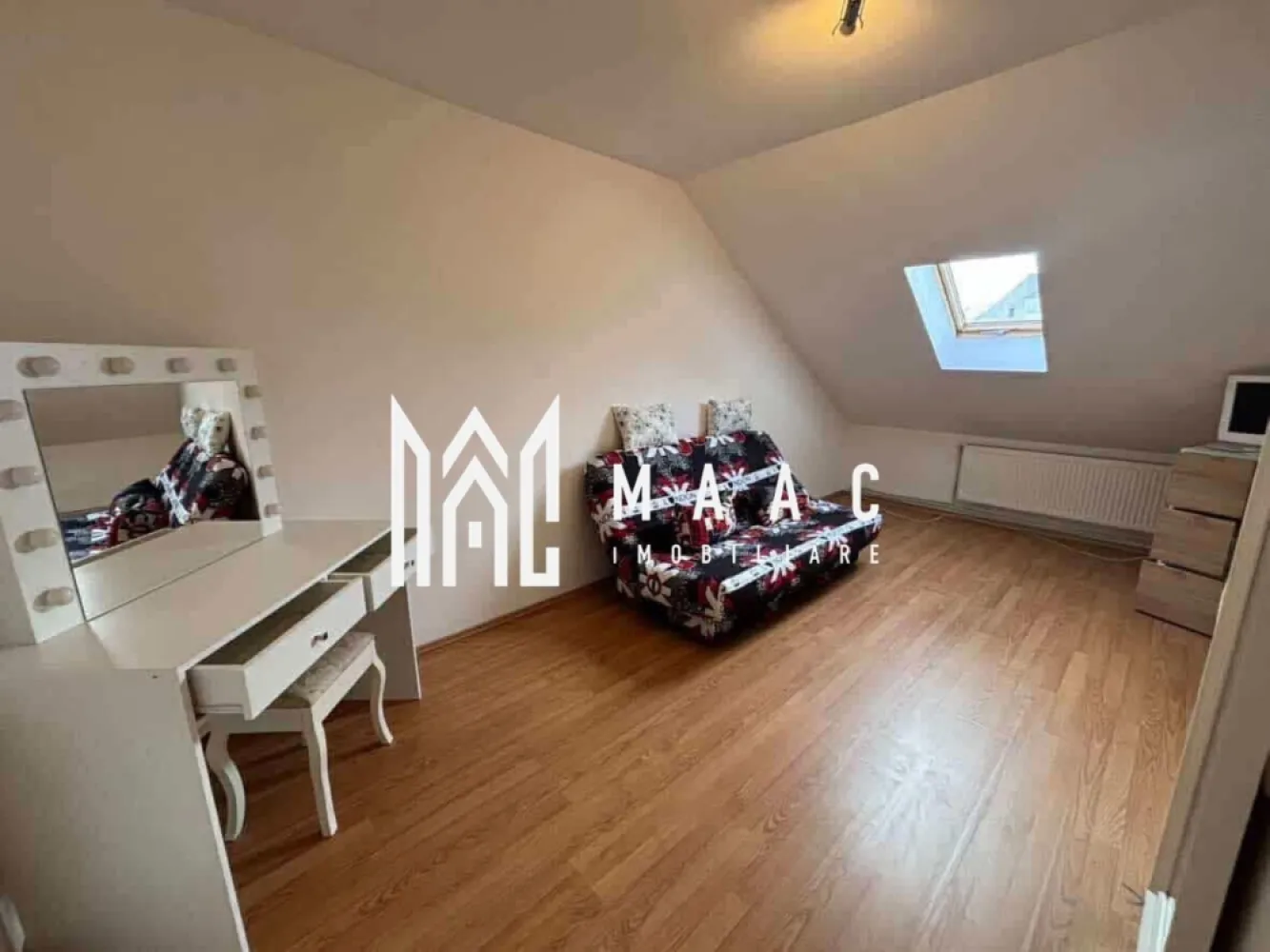 Apartament 2 camere | 40 mp utili | Pe 2 niveluri | Etaj 5/5 | Zona Terezian - Maac Imobiliare prezintă spre vânzare un apartament cu 2 camere, situat la etajul 5 al unui imobil cu 5 etaje, fără lift, în zona Terezian – Bellisima.

Locuința are o suprafață utilă de 40 mp și este compartimentată pe două niveluri, oferind o organizare practică și separarea zonei de zi de cea de odihnă.

Compartimentare:

Nivelul 1:

hol

baie

living cu bucătărie open space

Nivelul 2:

hol

dormitor

Apartamentul este potrivit atât pentru locuit, cât și pentru investiție, datorită amplasării într-o zonă bine conectată a cartierului Terezian.

Locația oferă acces rapid la mijloace de transport, magazine, școli și zone verzi, ceea ce face proprietatea ideală pentru cei care își doresc confort și acces facil către punctele de interes din oraș.

Pentru mai multe informații precizați că ați văzut anunțul cu ID: CP2932367.