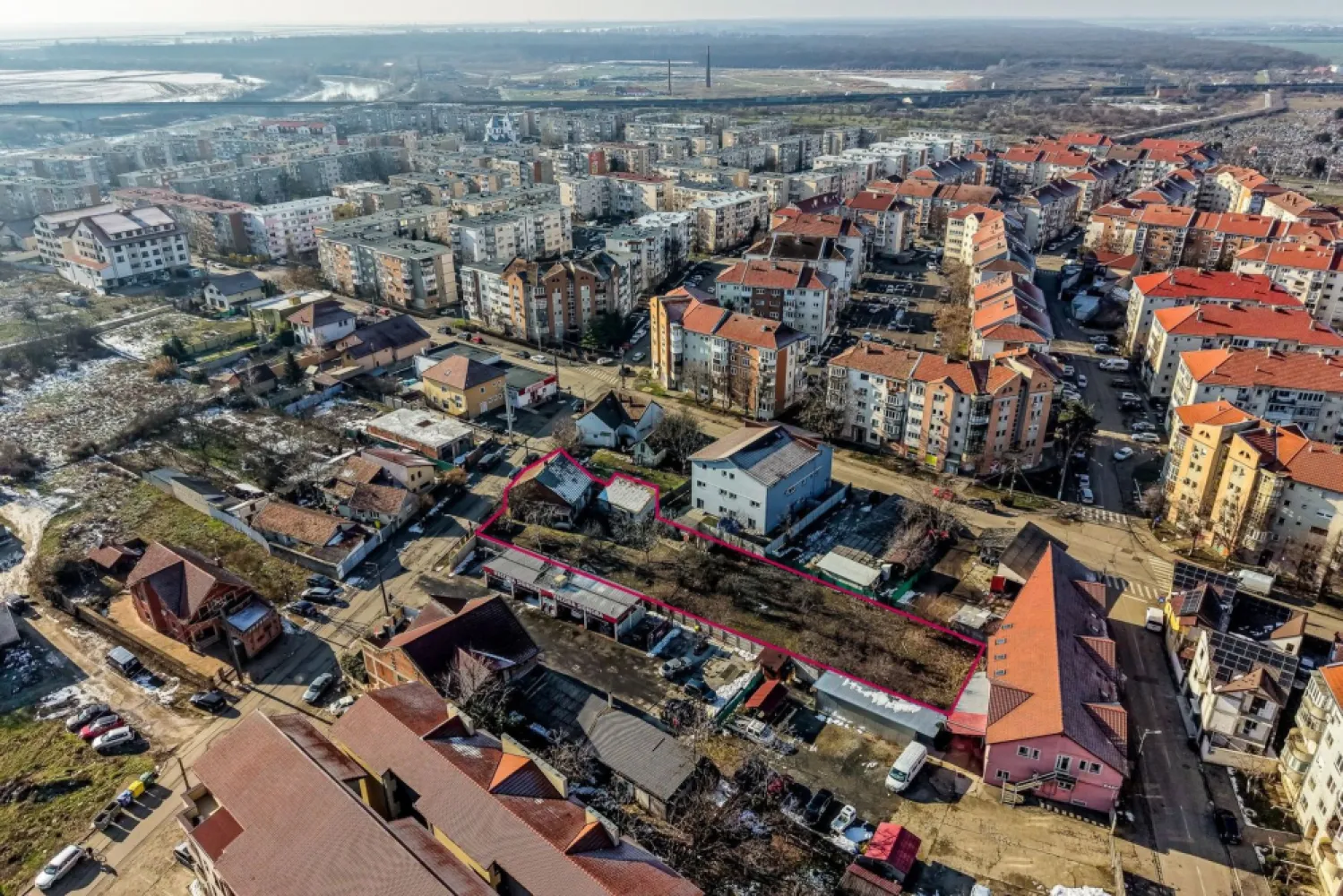 Teren intravilan de vânzare – Str. Pionierilor, Zona Alfa - Vă propunem spre vânzare un teren intravilan situat în cartier Alfa, pe strada Pionierilor, ideal pentru construcție rezidențială sau investiție. Caracteristici principale: Front stradal: 23 m Suprafață teren: 1655mp Acces direct din stradă asfaltată Zonă liniștită, cu vecinătăți construite Utilități disponibile: Apă curentă Canalizare Gaz în fața proprietății Energie electrică Terenul beneficiază de o poziționare excelentă, cu acces rapid către puncte de interes, școli, magazine și mijloace de transport. 📍 Ideal pentru construcția unei locuințe individuale sau a unui proiect cu potențial investițional. Pentru mai multe detalii sau pentru programarea unei vizionări, nu ezitați să mă contactați. Andreea Szuchanszki 0742267773