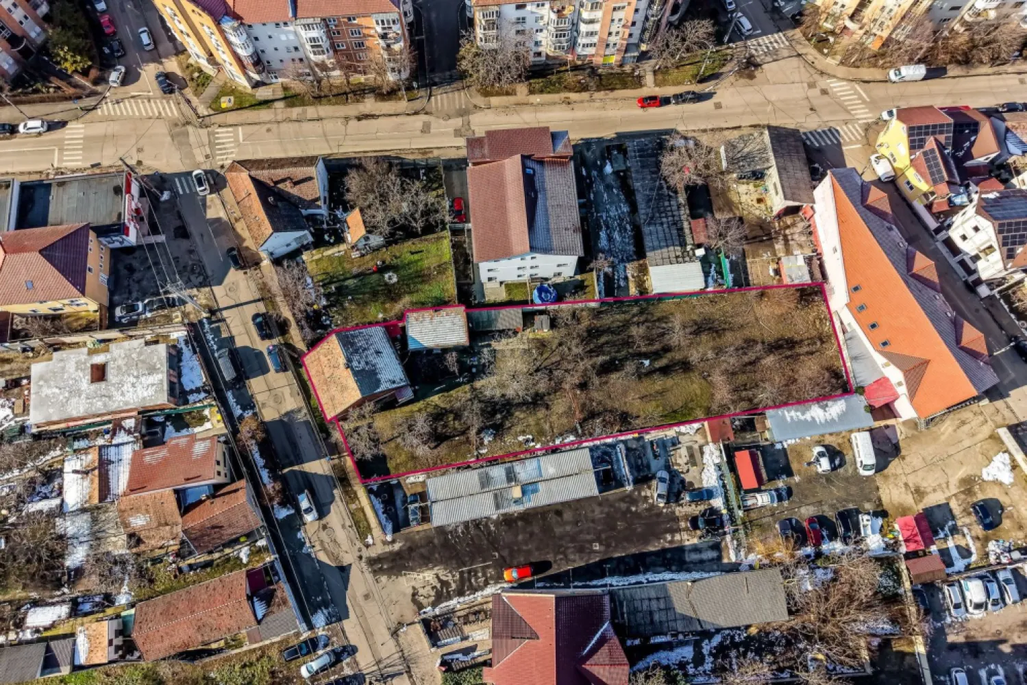 Teren intravilan de vânzare – Str. Pionierilor, Zona Alfa - Vă propunem spre vânzare un teren intravilan situat în cartier Alfa, pe strada Pionierilor, ideal pentru construcție rezidențială sau investiție. Caracteristici principale: Front stradal: 23 m Suprafață teren: 1655mp Acces direct din stradă asfaltată Zonă liniștită, cu vecinătăți construite Utilități disponibile: Apă curentă Canalizare Gaz în fața proprietății Energie electrică Terenul beneficiază de o poziționare excelentă, cu acces rapid către puncte de interes, școli, magazine și mijloace de transport. 📍 Ideal pentru construcția unei locuințe individuale sau a unui proiect cu potențial investițional. Pentru mai multe detalii sau pentru programarea unei vizionări, nu ezitați să mă contactați. Andreea Szuchanszki 0742267773