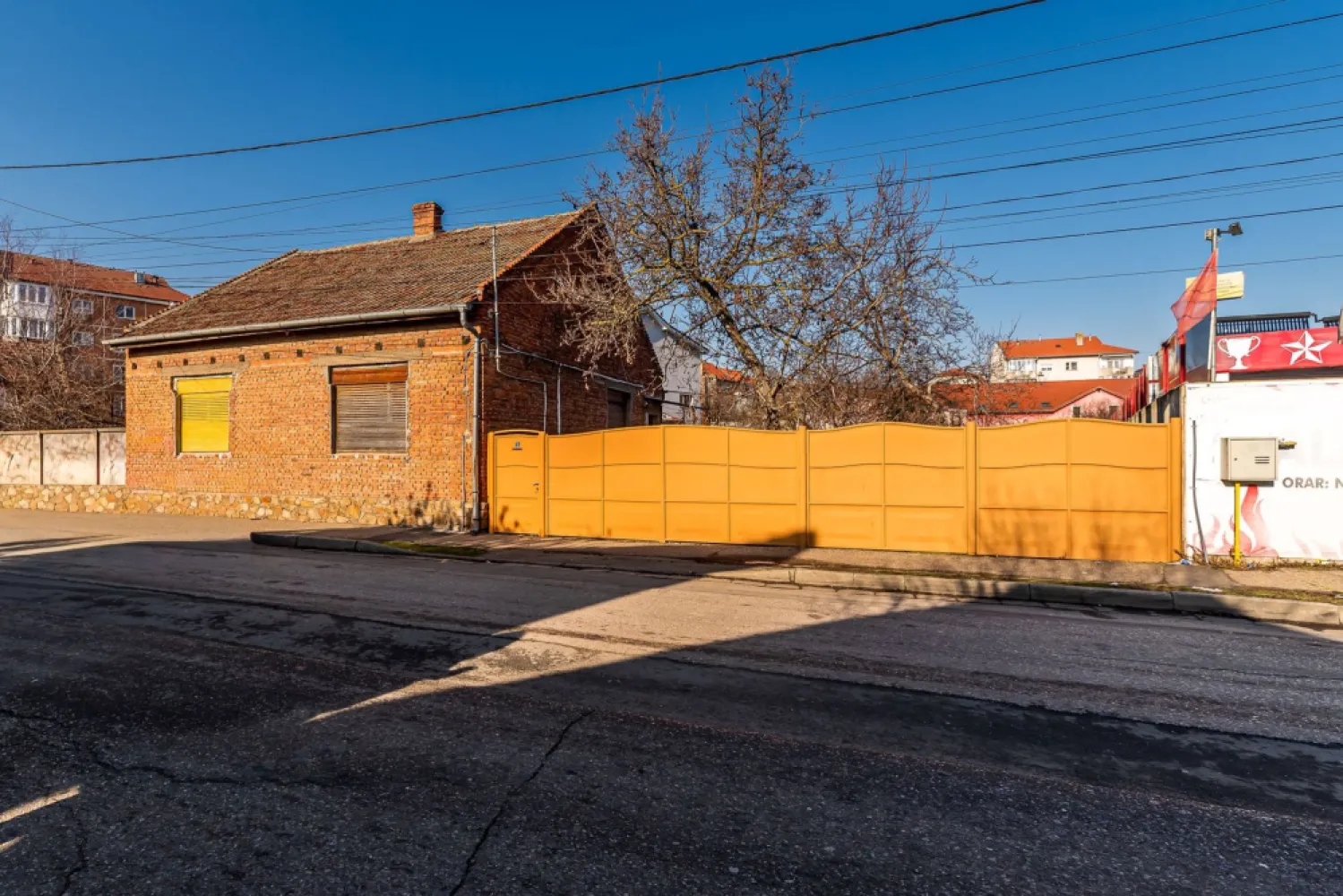 Teren intravilan de vânzare – Str. Pionierilor, Zona Alfa - Vă propunem spre vânzare un teren intravilan situat în cartier Alfa, pe strada Pionierilor, ideal pentru construcție rezidențială sau investiție. Caracteristici principale: Front stradal: 23 m Suprafață teren: 1655mp Acces direct din stradă asfaltată Zonă liniștită, cu vecinătăți construite Utilități disponibile: Apă curentă Canalizare Gaz în fața proprietății Energie electrică Terenul beneficiază de o poziționare excelentă, cu acces rapid către puncte de interes, școli, magazine și mijloace de transport. 📍 Ideal pentru construcția unei locuințe individuale sau a unui proiect cu potențial investițional. Pentru mai multe detalii sau pentru programarea unei vizionări, nu ezitați să mă contactați. Andreea Szuchanszki 0742267773