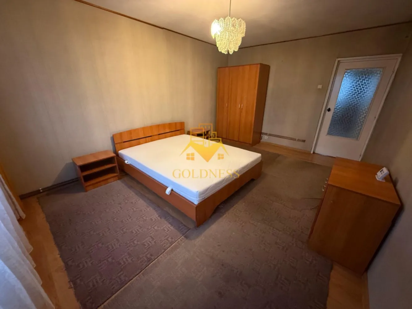 2 camere decomandate, balcon Zona Intre Lacuri, Iulius Mall, Fsega - GOLDNESS Imobiliare vă propune spre închiriere un apartament cu 2 camere complet mobilat și utilat, la etajul 4 într-un imobil de 4 etaje, în Cartierul Intre Lacuri. Se poate parca prin zona. Se află în apropierea stațiilor de transport în comun, magazine, restaurante, spații verzi, farmacii, etc. Apartamentul este compartimentat astfel: - dormitor cu pat matrimonial, dulap - dormitor cu canapea extensibila, dulap - bucatarie complet utilată și mobilată, loc de servit masa - baie cu cada, calorifer port prosop și dulap pentru depozitare. - balcon de 5 mp. Imobilul este dotat cu toate cele necesare- centrală proprie, frigider, aragaz, hotă, mașină de spălat haine, etc. Dacă sunteți interesați de acest apartament și doriți să îl vizionați, dar și pentru alte oferte nu ezitați să ne contactați telefonic sau prin e-mail. Vă stăm la dispoziție! Pentru intermediere se percepe un comision de 50% din prețul chiriei!