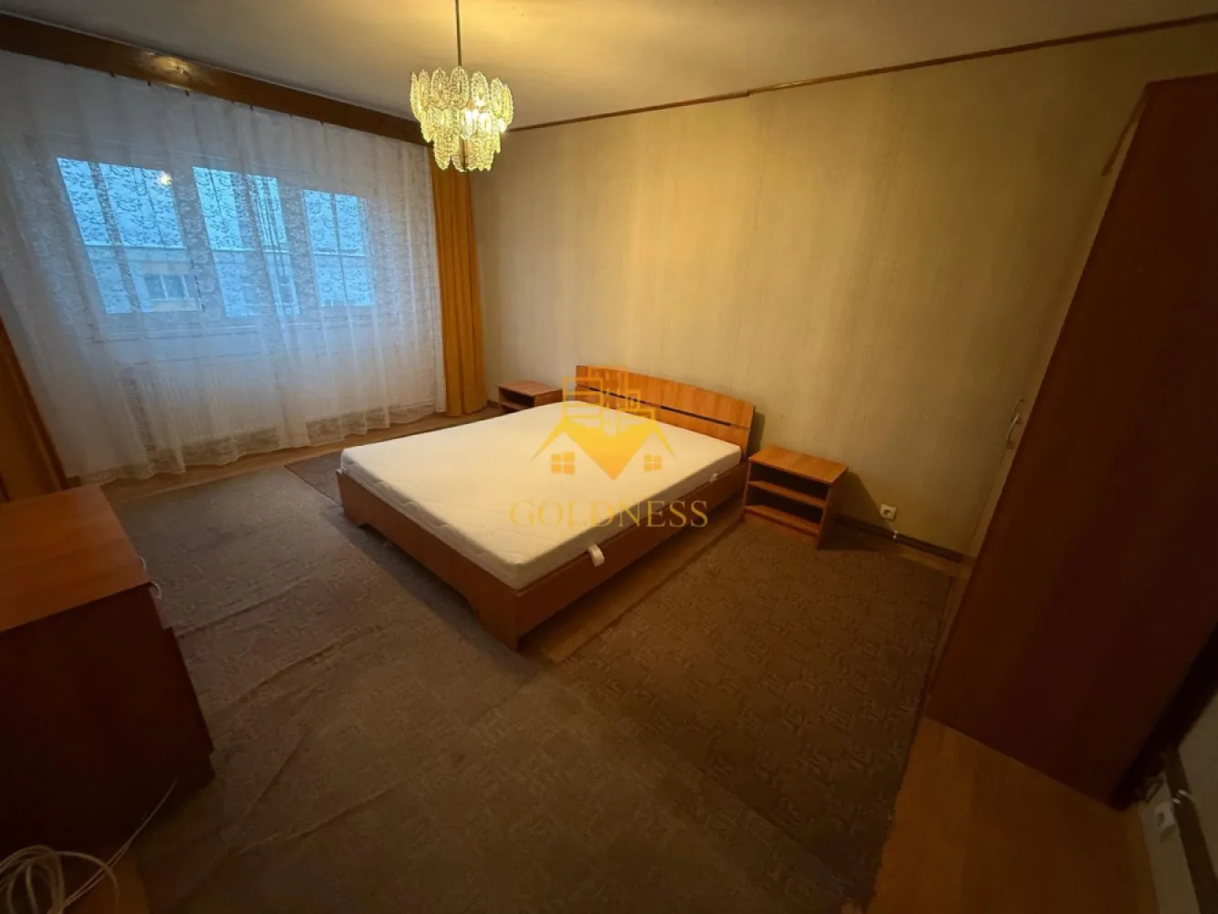 2 camere decomandate, balcon Zona Intre Lacuri, Iulius Mall, Fsega - GOLDNESS Imobiliare vă propune spre închiriere un apartament cu 2 camere complet mobilat și utilat, la etajul 4 într-un imobil de 4 etaje, în Cartierul Intre Lacuri. Se poate parca prin zona. Se află în apropierea stațiilor de transport în comun, magazine, restaurante, spații verzi, farmacii, etc. Apartamentul este compartimentat astfel: - dormitor cu pat matrimonial, dulap - dormitor cu canapea extensibila, dulap - bucatarie complet utilată și mobilată, loc de servit masa - baie cu cada, calorifer port prosop și dulap pentru depozitare. - balcon de 5 mp. Imobilul este dotat cu toate cele necesare- centrală proprie, frigider, aragaz, hotă, mașină de spălat haine, etc. Dacă sunteți interesați de acest apartament și doriți să îl vizionați, dar și pentru alte oferte nu ezitați să ne contactați telefonic sau prin e-mail. Vă stăm la dispoziție! Pentru intermediere se percepe un comision de 50% din prețul chiriei!