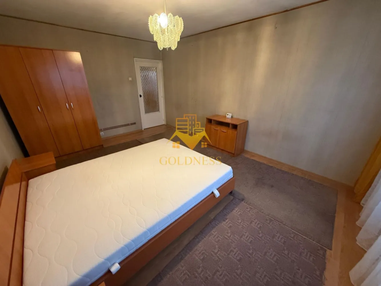 2 camere decomandate, balcon Zona Intre Lacuri, Iulius Mall, Fsega - GOLDNESS Imobiliare vă propune spre închiriere un apartament cu 2 camere complet mobilat și utilat, la etajul 4 într-un imobil de 4 etaje, în Cartierul Intre Lacuri. Se poate parca prin zona. Se află în apropierea stațiilor de transport în comun, magazine, restaurante, spații verzi, farmacii, etc. Apartamentul este compartimentat astfel: - dormitor cu pat matrimonial, dulap - dormitor cu canapea extensibila, dulap - bucatarie complet utilată și mobilată, loc de servit masa - baie cu cada, calorifer port prosop și dulap pentru depozitare. - balcon de 5 mp. Imobilul este dotat cu toate cele necesare- centrală proprie, frigider, aragaz, hotă, mașină de spălat haine, etc. Dacă sunteți interesați de acest apartament și doriți să îl vizionați, dar și pentru alte oferte nu ezitați să ne contactați telefonic sau prin e-mail. Vă stăm la dispoziție! Pentru intermediere se percepe un comision de 50% din prețul chiriei!