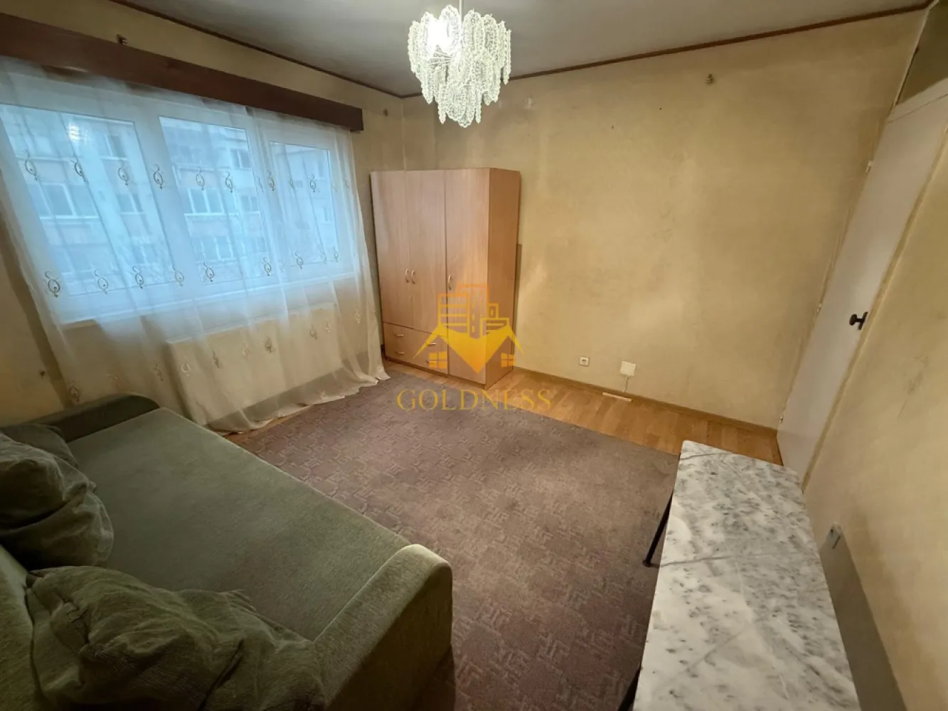 2 camere decomandate, balcon Zona Intre Lacuri, Iulius Mall, Fsega - GOLDNESS Imobiliare vă propune spre închiriere un apartament cu 2 camere complet mobilat și utilat, la etajul 4 într-un imobil de 4 etaje, în Cartierul Intre Lacuri. Se poate parca prin zona. Se află în apropierea stațiilor de transport în comun, magazine, restaurante, spații verzi, farmacii, etc. Apartamentul este compartimentat astfel: - dormitor cu pat matrimonial, dulap - dormitor cu canapea extensibila, dulap - bucatarie complet utilată și mobilată, loc de servit masa - baie cu cada, calorifer port prosop și dulap pentru depozitare. - balcon de 5 mp. Imobilul este dotat cu toate cele necesare- centrală proprie, frigider, aragaz, hotă, mașină de spălat haine, etc. Dacă sunteți interesați de acest apartament și doriți să îl vizionați, dar și pentru alte oferte nu ezitați să ne contactați telefonic sau prin e-mail. Vă stăm la dispoziție! Pentru intermediere se percepe un comision de 50% din prețul chiriei!