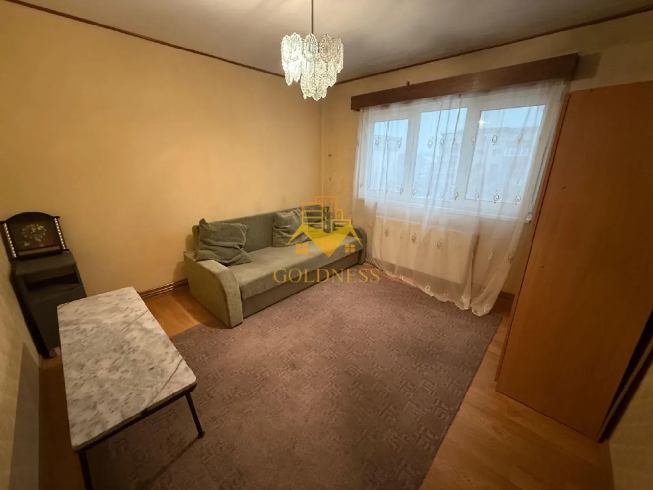 2 camere decomandate, balcon Zona Intre Lacuri, Iulius Mall, Fsega - GOLDNESS Imobiliare vă propune spre închiriere un apartament cu 2 camere complet mobilat și utilat, la etajul 4 într-un imobil de 4 etaje, în Cartierul Intre Lacuri. Se poate parca prin zona. Se află în apropierea stațiilor de transport în comun, magazine, restaurante, spații verzi, farmacii, etc. Apartamentul este compartimentat astfel: - dormitor cu pat matrimonial, dulap - dormitor cu canapea extensibila, dulap - bucatarie complet utilată și mobilată, loc de servit masa - baie cu cada, calorifer port prosop și dulap pentru depozitare. - balcon de 5 mp. Imobilul este dotat cu toate cele necesare- centrală proprie, frigider, aragaz, hotă, mașină de spălat haine, etc. Dacă sunteți interesați de acest apartament și doriți să îl vizionați, dar și pentru alte oferte nu ezitați să ne contactați telefonic sau prin e-mail. Vă stăm la dispoziție! Pentru intermediere se percepe un comision de 50% din prețul chiriei!