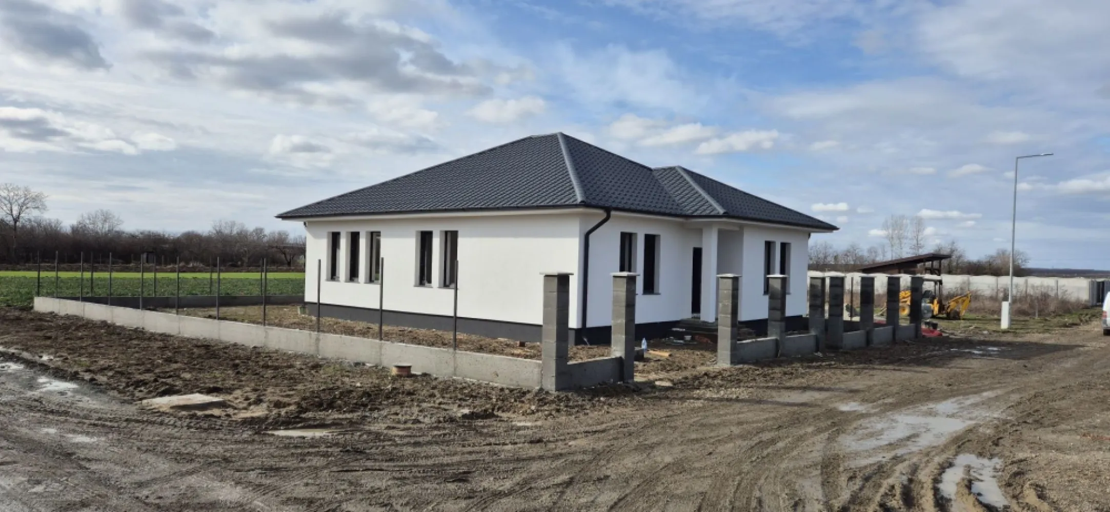 BRASADAS vinde casa 2025 cu 3 dormitoare zona Dara. - Agentia Imobiliara BRASADAS vinde casa noua constructie 2025 in Satu Mare zona Dara, una dintre cele mai frumoasa zona din oras,la 5 minute de centrul orasului.
Casa are 147 mp construiti din care utilul este de 120 mp,3 dormitoare spatioase,living,bucatarie,camara pt alimente,baie,dresing,loc pt cuier,colidor,este izolata cu polisiren de 15 cm,silicat alb,geamuri termopan cu trei sticle,bagheta incalzita,planseu din beton cu izolatie,instalatie electrica,incalzire in pardoseala,suporti toaleta,bideu pe pozitie,camerele sint gletuite si slefuite pregatite pt culoare,gardul perimetral este cu soclu din beton armat si tevi metalice iar in fata case stilpi robusti 30 x 30,terenul aferent casei este de 431 mp,casa se preda la stadiul de semifinisat.
Www.brasadas.com