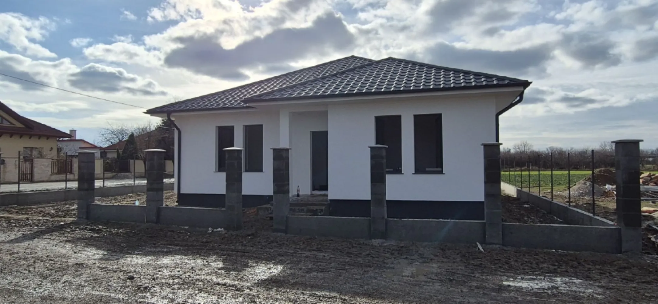 BRASADAS vinde casa 2025 cu 3 dormitoare zona Dara. - Agentia Imobiliara BRASADAS vinde casa noua constructie 2025 in Satu Mare zona Dara, una dintre cele mai frumoasa zona din oras,la 5 minute de centrul orasului.
Casa are 147 mp construiti din care utilul este de 120 mp,3 dormitoare spatioase,living,bucatarie,camara pt alimente,baie,dresing,loc pt cuier,colidor,este izolata cu polisiren de 15 cm,silicat alb,geamuri termopan cu trei sticle,bagheta incalzita,planseu din beton cu izolatie,instalatie electrica,incalzire in pardoseala,suporti toaleta,bideu pe pozitie,camerele sint gletuite si slefuite pregatite pt culoare,gardul perimetral este cu soclu din beton armat si tevi metalice iar in fata case stilpi robusti 30 x 30,terenul aferent casei este de 431 mp,casa se preda la stadiul de semifinisat.
Www.brasadas.com