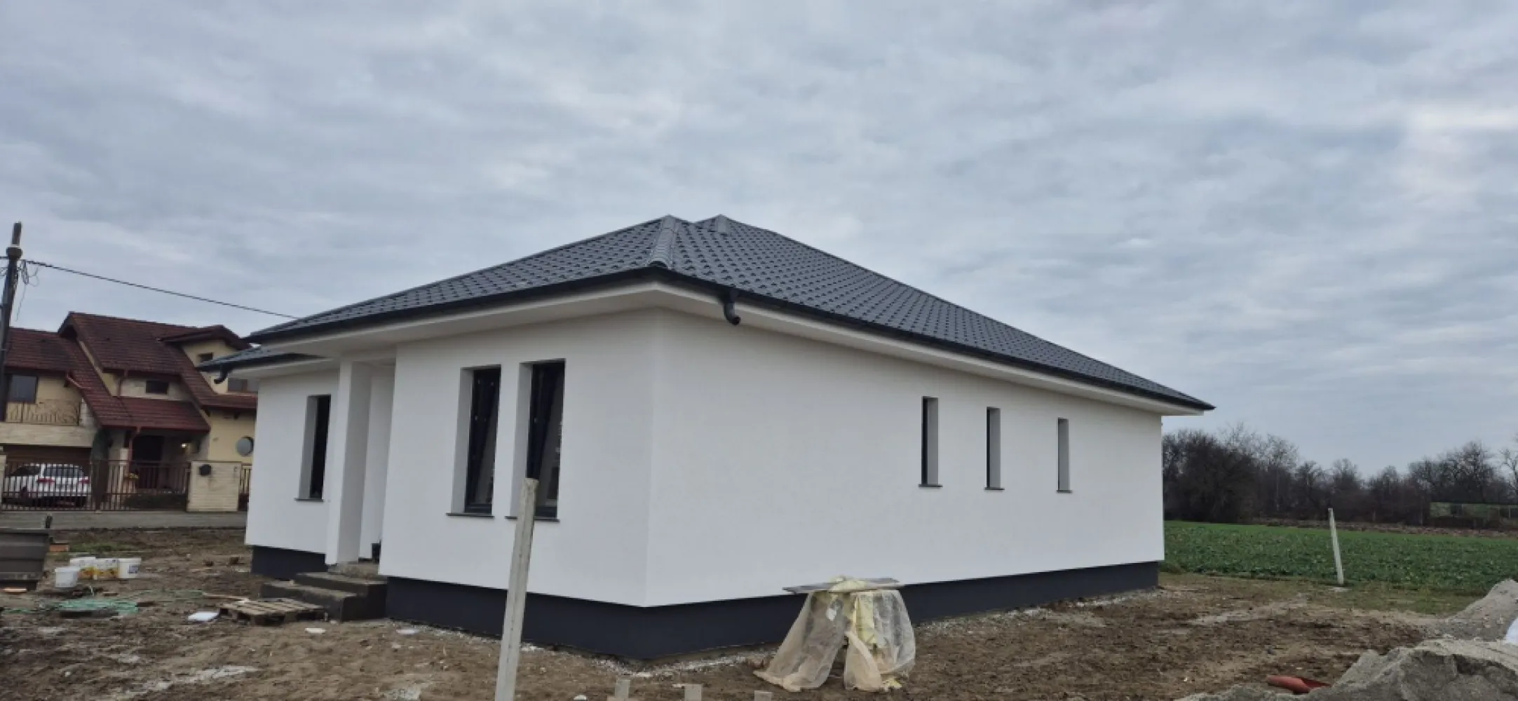BRASADAS vinde casa 2025 cu 3 dormitoare zona Dara. - Agentia Imobiliara BRASADAS vinde casa noua constructie 2025 in Satu Mare zona Dara, una dintre cele mai frumoasa zona din oras,la 5 minute de centrul orasului.
Casa are 147 mp construiti din care utilul este de 120 mp,3 dormitoare spatioase,living,bucatarie,camara pt alimente,baie,dresing,loc pt cuier,colidor,este izolata cu polisiren de 15 cm,silicat alb,geamuri termopan cu trei sticle,bagheta incalzita,planseu din beton cu izolatie,instalatie electrica,incalzire in pardoseala,suporti toaleta,bideu pe pozitie,camerele sint gletuite si slefuite pregatite pt culoare,gardul perimetral este cu soclu din beton armat si tevi metalice iar in fata case stilpi robusti 30 x 30,terenul aferent casei este de 431 mp,casa se preda la stadiul de semifinisat.
Www.brasadas.com
