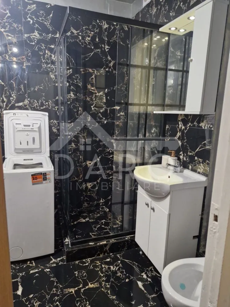 🏡 1 cameră Aleea Carpați | Ocupabil imediat | 300 €/lună - Apartament 1 cameră de închiriat – Aleea Carpați
Se oferă spre închiriere apartament cu 1 cameră, situat în Târgu Mureș, zona Aleea Carpați, într-o locație foarte bine poziționată, aproape de zone de agrement și puncte de interes. Apartamentul este proaspăt renovat, luminos și potrivit pentru închiriere pe termen lung.
✔ disponibil pentru mutare imediată
✔ ideal pentru o persoană sau un cuplu
Compartimentare:
✔ cameră
✔ bucătărie
✔ baie
Dotări:
✔ mașină de spălat nouă
✔ baie renovată anul trecut
✔ finisaje de calitate, alese atent
✔ ferestre termopan
Avantaje locație:
📍 aproape de magazine
📍 în apropiere de Complexul Weekend
📍 aproape de spații de agrement
📍 acces facil către mijloacele de transport public
📍 distanță scurtă până în centrul orașului
💰 Se percepe garanție echivalentă cu o lună de chirie.
🤝 Proprietate promovată prin DARO Imobiliare
🏠 Te gândești să îți cumperi propriul apartament?
Prin Kiwi Finance beneficiezi de:
✔ analiză GRATUITĂ a eligibilității
✔ acces la oferte de la peste 12 bănci
✔ negocierea dobânzii în favoarea ta
✔ suport complet până la obținerea creditului
📞 Detalii și vizionări:
Coman Maria – DARO Imobiliare & Kiwi Finance
📱 0749 535 729
🔑 DARO Imobiliare – găsim locuința potrivită.
💳 Kiwi Finance – te ajutăm să devii proprietar.