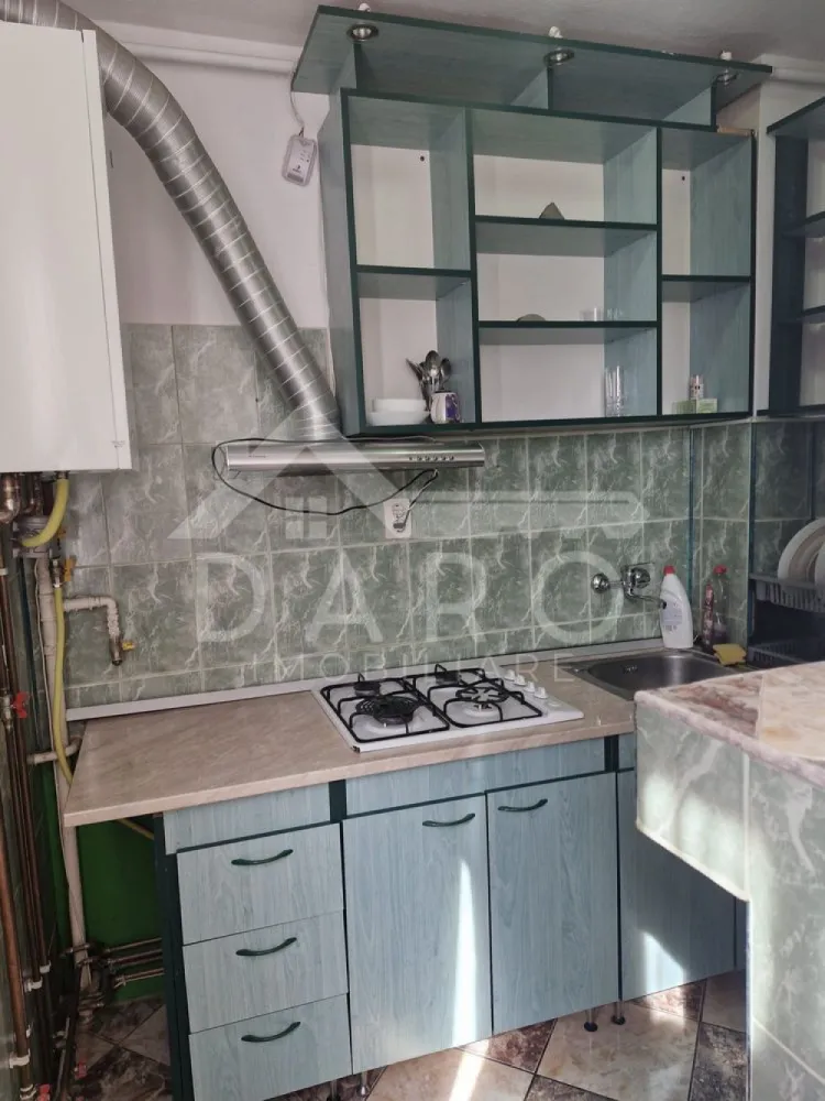 🏡 1 cameră Aleea Carpați | Ocupabil imediat | 300 €/lună - Apartament 1 cameră de închiriat – Aleea Carpați
Se oferă spre închiriere apartament cu 1 cameră, situat în Târgu Mureș, zona Aleea Carpați, într-o locație foarte bine poziționată, aproape de zone de agrement și puncte de interes. Apartamentul este proaspăt renovat, luminos și potrivit pentru închiriere pe termen lung.
✔ disponibil pentru mutare imediată
✔ ideal pentru o persoană sau un cuplu
Compartimentare:
✔ cameră
✔ bucătărie
✔ baie
Dotări:
✔ mașină de spălat nouă
✔ baie renovată anul trecut
✔ finisaje de calitate, alese atent
✔ ferestre termopan
Avantaje locație:
📍 aproape de magazine
📍 în apropiere de Complexul Weekend
📍 aproape de spații de agrement
📍 acces facil către mijloacele de transport public
📍 distanță scurtă până în centrul orașului
💰 Se percepe garanție echivalentă cu o lună de chirie.
🤝 Proprietate promovată prin DARO Imobiliare
🏠 Te gândești să îți cumperi propriul apartament?
Prin Kiwi Finance beneficiezi de:
✔ analiză GRATUITĂ a eligibilității
✔ acces la oferte de la peste 12 bănci
✔ negocierea dobânzii în favoarea ta
✔ suport complet până la obținerea creditului
📞 Detalii și vizionări:
Coman Maria – DARO Imobiliare & Kiwi Finance
📱 0749 535 729
🔑 DARO Imobiliare – găsim locuința potrivită.
💳 Kiwi Finance – te ajutăm să devii proprietar.