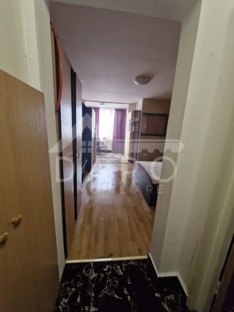 🏡 1 cameră Aleea Carpați | Ocupabil imediat | 300 €/lună - Apartament 1 cameră de închiriat – Aleea Carpați
Se oferă spre închiriere apartament cu 1 cameră, situat în Târgu Mureș, zona Aleea Carpați, într-o locație foarte bine poziționată, aproape de zone de agrement și puncte de interes. Apartamentul este proaspăt renovat, luminos și potrivit pentru închiriere pe termen lung.
✔ disponibil pentru mutare imediată
✔ ideal pentru o persoană sau un cuplu
Compartimentare:
✔ cameră
✔ bucătărie
✔ baie
Dotări:
✔ mașină de spălat nouă
✔ baie renovată anul trecut
✔ finisaje de calitate, alese atent
✔ ferestre termopan
Avantaje locație:
📍 aproape de magazine
📍 în apropiere de Complexul Weekend
📍 aproape de spații de agrement
📍 acces facil către mijloacele de transport public
📍 distanță scurtă până în centrul orașului
💰 Se percepe garanție echivalentă cu o lună de chirie.
🤝 Proprietate promovată prin DARO Imobiliare
🏠 Te gândești să îți cumperi propriul apartament?
Prin Kiwi Finance beneficiezi de:
✔ analiză GRATUITĂ a eligibilității
✔ acces la oferte de la peste 12 bănci
✔ negocierea dobânzii în favoarea ta
✔ suport complet până la obținerea creditului
📞 Detalii și vizionări:
Coman Maria – DARO Imobiliare & Kiwi Finance
📱 0749 535 729
🔑 DARO Imobiliare – găsim locuința potrivită.
💳 Kiwi Finance – te ajutăm să devii proprietar.