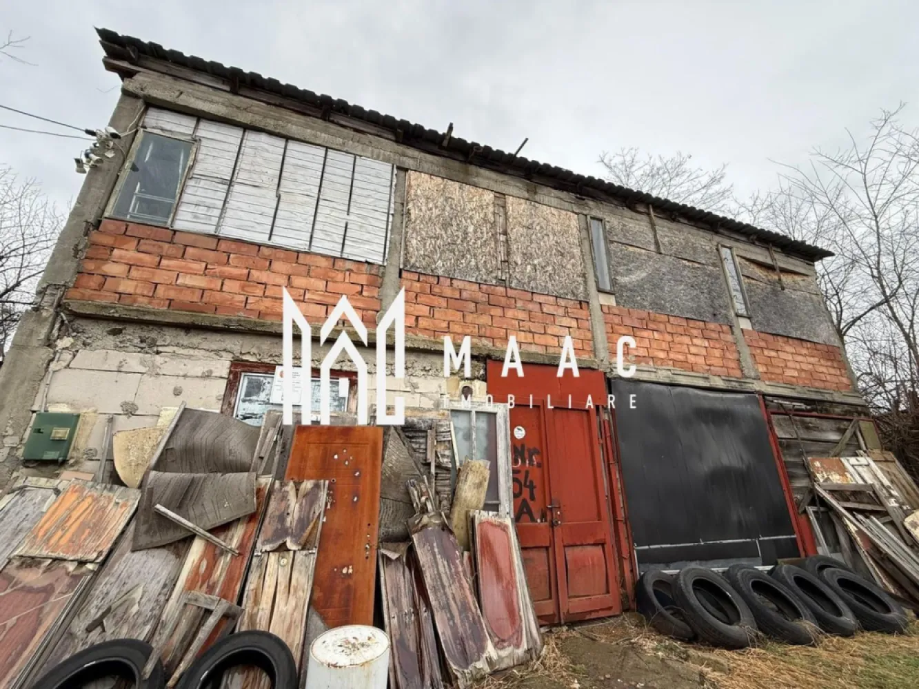 Teren 5000MP | Intravilan | Utilitati | Acces auto | SIBIU - MAAC Imobiliare propune atentiei dumneavoastra un teren intravilan pretabil pentru constructii intr-o zona deosebita, cu potential, din Sibiu (Viile Sibiului).

Curentul este pe teren, gazul si canalizarea sunt la poarta.

Deschiderea este de 33ml. Acces auto.

Pentru mai multe detalii specificati: CP2939401