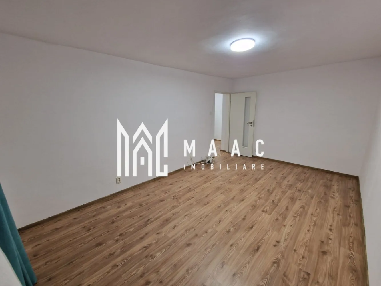 Apartament 3 camere | Parter înalt | Pivnita | Terezian - MAAC Imobiliare vă propune spre vânzare un apartament bine întreținut, situat în cartierul Terezian din Sibiu, o zonă apreciată pentru liniște, accesibilitate și facilitățile din proximitate, potrivită atât pentru locuire, cât și pentru investiție.

Apartamentul cu 3 camere este amplasat la parter înalt într-un imobil cu 4 etaje, construit în 1982 și termoizolat, oferind confort termic sporit pe tot parcursul anului. Suprafața utilă este de 66 mp, la care se adaugă o pivniță de 8 mp, ideală pentru depozitare suplimentară.

Compartimentarea inteligentă include:
-living luminos și primitor
-2 dormitoare bine proporționate
-bucătărie complet utilată
-2 băi
-pivniță uscată și accesibilă

Proprietatea se vinde complet mobilată și utilată, fiind pregătită pentru mutare imediată, fără necesitatea unor investiții suplimentare. Instalația electrică este refăcută recent, iar întreținerea apartamentului a fost realizată exemplar.

Imobilul este poziționat aproape de puncte de interes precum magazine, transport public, școli și zone verzi, oferind un echilibru optim între confort, funcționalitate și acces rapid către facilitățile urbane.

Pentru mai multe detalii sau programarea unei vizionări vă rugăm să menționați la telefon numărul CP2837384.