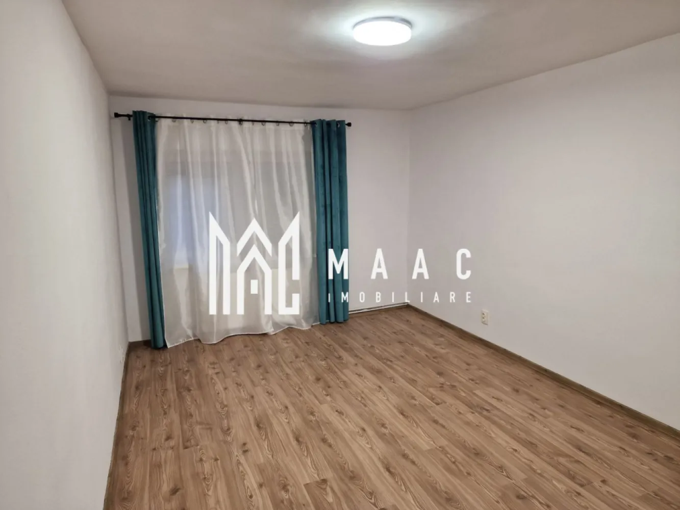 Apartament 3 camere | Parter înalt | Pivnita | Terezian - MAAC Imobiliare vă propune spre vânzare un apartament bine întreținut, situat în cartierul Terezian din Sibiu, o zonă apreciată pentru liniște, accesibilitate și facilitățile din proximitate, potrivită atât pentru locuire, cât și pentru investiție.

Apartamentul cu 3 camere este amplasat la parter înalt într-un imobil cu 4 etaje, construit în 1982 și termoizolat, oferind confort termic sporit pe tot parcursul anului. Suprafața utilă este de 66 mp, la care se adaugă o pivniță de 8 mp, ideală pentru depozitare suplimentară.

Compartimentarea inteligentă include:
-living luminos și primitor
-2 dormitoare bine proporționate
-bucătărie complet utilată
-2 băi
-pivniță uscată și accesibilă

Proprietatea se vinde complet mobilată și utilată, fiind pregătită pentru mutare imediată, fără necesitatea unor investiții suplimentare. Instalația electrică este refăcută recent, iar întreținerea apartamentului a fost realizată exemplar.

Imobilul este poziționat aproape de puncte de interes precum magazine, transport public, școli și zone verzi, oferind un echilibru optim între confort, funcționalitate și acces rapid către facilitățile urbane.

Pentru mai multe detalii sau programarea unei vizionări vă rugăm să menționați la telefon numărul CP2837384.