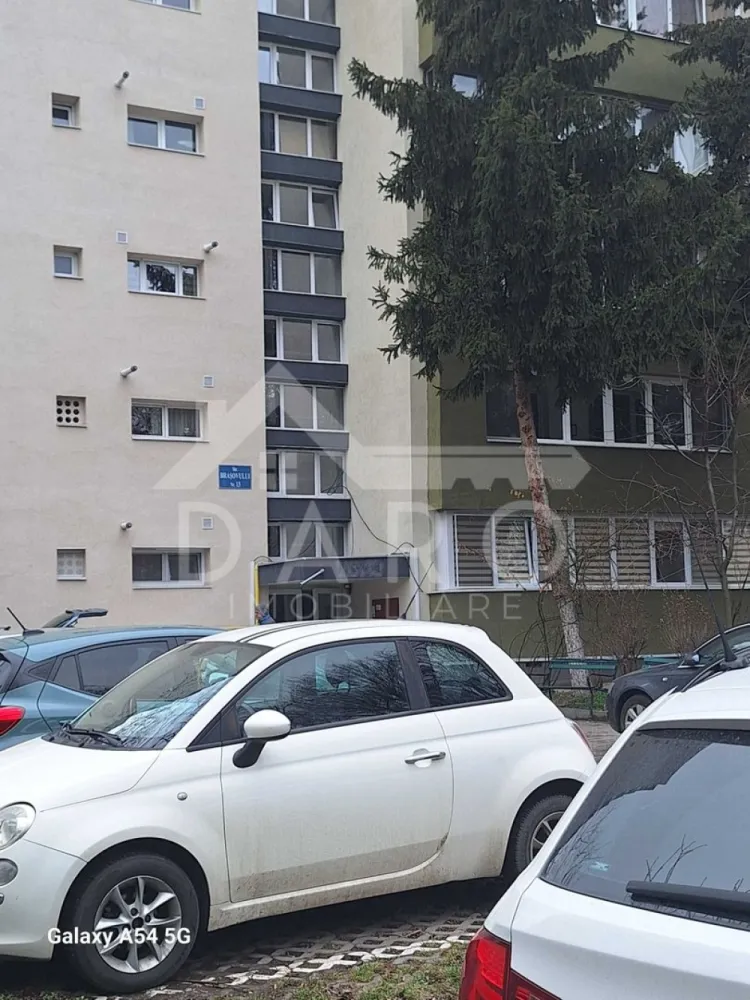Apartament 2 camere in bloc reabilitat termic - 🏡 Apartament 2 camere de vânzare – Tudor | Str. Brașovului
Se oferă spre vânzare apartament cu 2 camere, situat în Târgu Mureș, cartierul Tudor, pe strada Brașovului, colț cu Bulevardul 1 Decembrie 1918, la aproximativ 2 km de centrul orașului. Apartamentul este situat la etajul 2 într-un bloc de 10 etaje, prevăzut cu lift, recent reabilitat termic.
📐 Suprafață: 54 mp
📍 Etaj 2 din 10
✔ compartimentare decomandată
✔ ideal pentru locuit sau investiție
✔ disponibil imediat
Compartimentare:
✔ living
✔ dormitor
✔ bucătărie spațioasă
✔ baie
✔ balcon închis cu termopan
Dotări:
✔ centrală termică proprie
✔ geamuri termopan (inclusiv balcon)
✔ bloc cu lift
✔ construcție solidă, edificată înainte de 1977
ℹ Apartamentul nu este amenajat modern, oferind posibilitatea de renovare după propriul gust.
Avantaje locație:
📍 acces rapid către restaurante, cafenele și magazine
📍 aproape de școli, grădinițe și instituții de învățământ superior
📍 parcuri în apropiere pentru relaxare
📍 clinici și farmacii în zonă
➕ Contra cost se poate oferi pivniță sau copertină auto.
💰 Preț ușor negociabil.
🤝 Proprietate promovată prin DARO Imobiliare
🏠 Ai nevoie de finanțare pentru achiziție?
Prin Kiwi Finance beneficiezi de:
✔ analiză GRATUITĂ a eligibilității
✔ acces la oferte de la peste 12 bănci
✔ negocierea dobânzii în favoarea ta
✔ suport complet până la obținerea creditului

📞 Detalii și vizionări:
Coman Maria – DARO Imobiliare & Kiwi Finance
📱 0749 535 729

🔑 DARO Imobiliare – găsim locuința potrivită.
💳 Kiwi Finance – te ajutăm să devii proprietar.