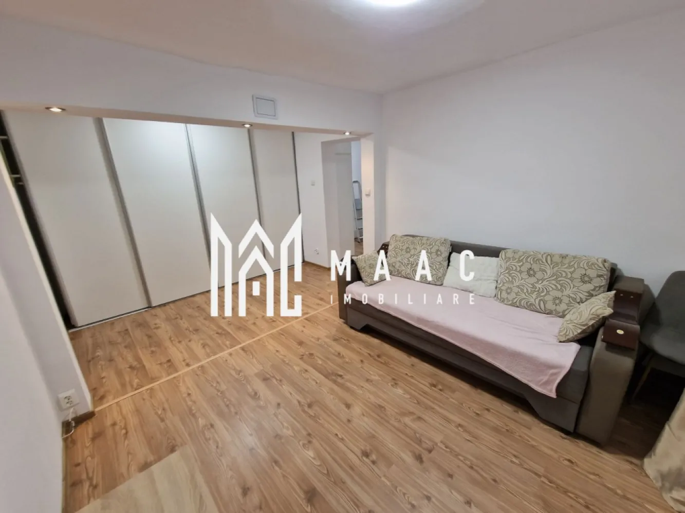 Apartament 3 camere | Parter înalt | Pivnita | Terezian - MAAC Imobiliare vă propune spre vânzare un apartament bine întreținut, situat în cartierul Terezian din Sibiu, o zonă apreciată pentru liniște, accesibilitate și facilitățile din proximitate, potrivită atât pentru locuire, cât și pentru investiție.

Apartamentul cu 3 camere este amplasat la parter înalt într-un imobil cu 4 etaje, construit în 1982 și termoizolat, oferind confort termic sporit pe tot parcursul anului. Suprafața utilă este de 66 mp, la care se adaugă o pivniță de 8 mp, ideală pentru depozitare suplimentară.

Compartimentarea inteligentă include:
-living luminos și primitor
-2 dormitoare bine proporționate
-bucătărie complet utilată
-2 băi
-pivniță uscată și accesibilă

Proprietatea se vinde complet mobilată și utilată, fiind pregătită pentru mutare imediată, fără necesitatea unor investiții suplimentare. Instalația electrică este refăcută recent, iar întreținerea apartamentului a fost realizată exemplar.

Imobilul este poziționat aproape de puncte de interes precum magazine, transport public, școli și zone verzi, oferind un echilibru optim între confort, funcționalitate și acces rapid către facilitățile urbane.

Pentru mai multe detalii sau programarea unei vizionări vă rugăm să menționați la telefon numărul CP2837384.