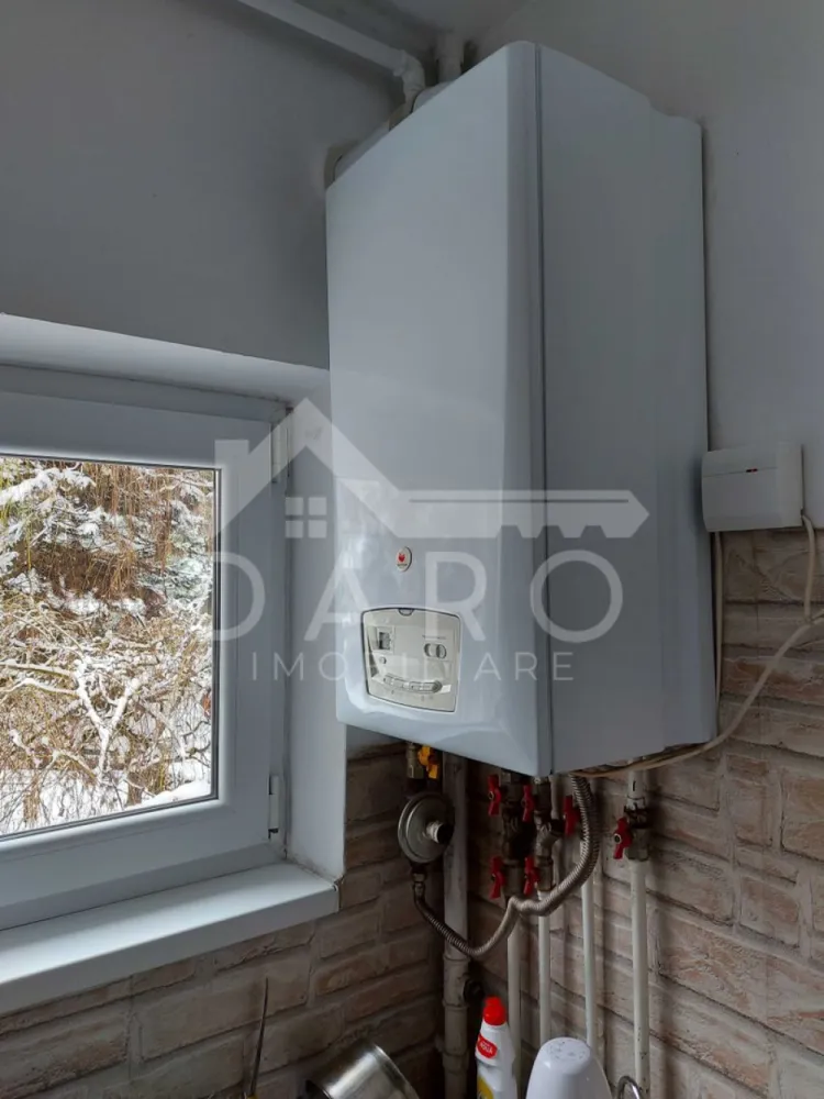 Apartament 2 camere in bloc reabilitat termic - 🏡 Apartament 2 camere de vânzare – Tudor | Str. Brașovului
Se oferă spre vânzare apartament cu 2 camere, situat în Târgu Mureș, cartierul Tudor, pe strada Brașovului, colț cu Bulevardul 1 Decembrie 1918, la aproximativ 2 km de centrul orașului. Apartamentul este situat la etajul 2 într-un bloc de 10 etaje, prevăzut cu lift, recent reabilitat termic.
📐 Suprafață: 54 mp
📍 Etaj 2 din 10
✔ compartimentare decomandată
✔ ideal pentru locuit sau investiție
✔ disponibil imediat
Compartimentare:
✔ living
✔ dormitor
✔ bucătărie spațioasă
✔ baie
✔ balcon închis cu termopan
Dotări:
✔ centrală termică proprie
✔ geamuri termopan (inclusiv balcon)
✔ bloc cu lift
✔ construcție solidă, edificată înainte de 1977
ℹ Apartamentul nu este amenajat modern, oferind posibilitatea de renovare după propriul gust.
Avantaje locație:
📍 acces rapid către restaurante, cafenele și magazine
📍 aproape de școli, grădinițe și instituții de învățământ superior
📍 parcuri în apropiere pentru relaxare
📍 clinici și farmacii în zonă
➕ Contra cost se poate oferi pivniță sau copertină auto.
💰 Preț ușor negociabil.
🤝 Proprietate promovată prin DARO Imobiliare
🏠 Ai nevoie de finanțare pentru achiziție?
Prin Kiwi Finance beneficiezi de:
✔ analiză GRATUITĂ a eligibilității
✔ acces la oferte de la peste 12 bănci
✔ negocierea dobânzii în favoarea ta
✔ suport complet până la obținerea creditului

📞 Detalii și vizionări:
Coman Maria – DARO Imobiliare & Kiwi Finance
📱 0749 535 729

🔑 DARO Imobiliare – găsim locuința potrivită.
💳 Kiwi Finance – te ajutăm să devii proprietar.