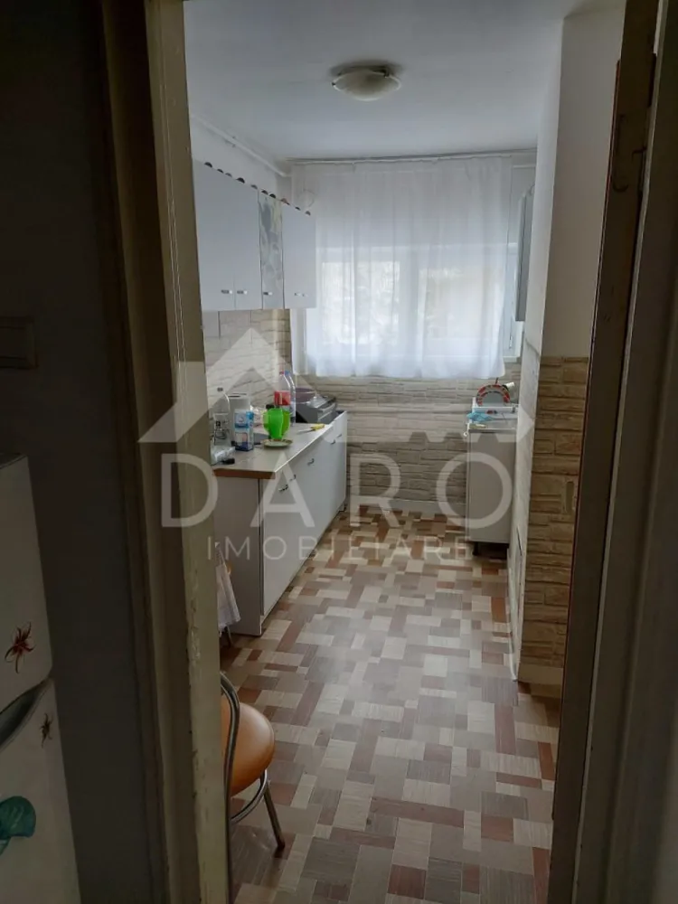 Apartament 2 camere in bloc reabilitat termic - 🏡 Apartament 2 camere de vânzare – Tudor | Str. Brașovului
Se oferă spre vânzare apartament cu 2 camere, situat în Târgu Mureș, cartierul Tudor, pe strada Brașovului, colț cu Bulevardul 1 Decembrie 1918, la aproximativ 2 km de centrul orașului. Apartamentul este situat la etajul 2 într-un bloc de 10 etaje, prevăzut cu lift, recent reabilitat termic.
📐 Suprafață: 54 mp
📍 Etaj 2 din 10
✔ compartimentare decomandată
✔ ideal pentru locuit sau investiție
✔ disponibil imediat
Compartimentare:
✔ living
✔ dormitor
✔ bucătărie spațioasă
✔ baie
✔ balcon închis cu termopan
Dotări:
✔ centrală termică proprie
✔ geamuri termopan (inclusiv balcon)
✔ bloc cu lift
✔ construcție solidă, edificată înainte de 1977
ℹ Apartamentul nu este amenajat modern, oferind posibilitatea de renovare după propriul gust.
Avantaje locație:
📍 acces rapid către restaurante, cafenele și magazine
📍 aproape de școli, grădinițe și instituții de învățământ superior
📍 parcuri în apropiere pentru relaxare
📍 clinici și farmacii în zonă
➕ Contra cost se poate oferi pivniță sau copertină auto.
💰 Preț ușor negociabil.
🤝 Proprietate promovată prin DARO Imobiliare
🏠 Ai nevoie de finanțare pentru achiziție?
Prin Kiwi Finance beneficiezi de:
✔ analiză GRATUITĂ a eligibilității
✔ acces la oferte de la peste 12 bănci
✔ negocierea dobânzii în favoarea ta
✔ suport complet până la obținerea creditului

📞 Detalii și vizionări:
Coman Maria – DARO Imobiliare & Kiwi Finance
📱 0749 535 729

🔑 DARO Imobiliare – găsim locuința potrivită.
💳 Kiwi Finance – te ajutăm să devii proprietar.