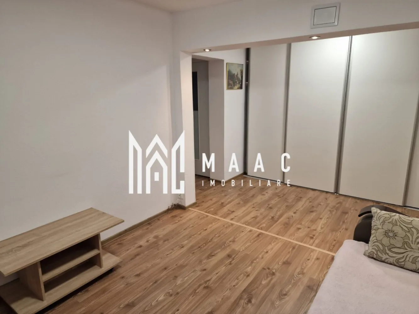Apartament 3 camere | Parter înalt | Pivnita | Terezian - MAAC Imobiliare vă propune spre vânzare un apartament bine întreținut, situat în cartierul Terezian din Sibiu, o zonă apreciată pentru liniște, accesibilitate și facilitățile din proximitate, potrivită atât pentru locuire, cât și pentru investiție.

Apartamentul cu 3 camere este amplasat la parter înalt într-un imobil cu 4 etaje, construit în 1982 și termoizolat, oferind confort termic sporit pe tot parcursul anului. Suprafața utilă este de 66 mp, la care se adaugă o pivniță de 8 mp, ideală pentru depozitare suplimentară.

Compartimentarea inteligentă include:
-living luminos și primitor
-2 dormitoare bine proporționate
-bucătărie complet utilată
-2 băi
-pivniță uscată și accesibilă

Proprietatea se vinde complet mobilată și utilată, fiind pregătită pentru mutare imediată, fără necesitatea unor investiții suplimentare. Instalația electrică este refăcută recent, iar întreținerea apartamentului a fost realizată exemplar.

Imobilul este poziționat aproape de puncte de interes precum magazine, transport public, școli și zone verzi, oferind un echilibru optim între confort, funcționalitate și acces rapid către facilitățile urbane.

Pentru mai multe detalii sau programarea unei vizionări vă rugăm să menționați la telefon numărul CP2837384.
