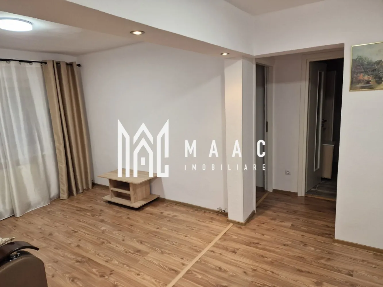 Apartament 3 camere | Parter înalt | Pivnita | Terezian - MAAC Imobiliare vă propune spre vânzare un apartament bine întreținut, situat în cartierul Terezian din Sibiu, o zonă apreciată pentru liniște, accesibilitate și facilitățile din proximitate, potrivită atât pentru locuire, cât și pentru investiție.

Apartamentul cu 3 camere este amplasat la parter înalt într-un imobil cu 4 etaje, construit în 1982 și termoizolat, oferind confort termic sporit pe tot parcursul anului. Suprafața utilă este de 66 mp, la care se adaugă o pivniță de 8 mp, ideală pentru depozitare suplimentară.

Compartimentarea inteligentă include:
-living luminos și primitor
-2 dormitoare bine proporționate
-bucătărie complet utilată
-2 băi
-pivniță uscată și accesibilă

Proprietatea se vinde complet mobilată și utilată, fiind pregătită pentru mutare imediată, fără necesitatea unor investiții suplimentare. Instalația electrică este refăcută recent, iar întreținerea apartamentului a fost realizată exemplar.

Imobilul este poziționat aproape de puncte de interes precum magazine, transport public, școli și zone verzi, oferind un echilibru optim între confort, funcționalitate și acces rapid către facilitățile urbane.

Pentru mai multe detalii sau programarea unei vizionări vă rugăm să menționați la telefon numărul CP2837384.