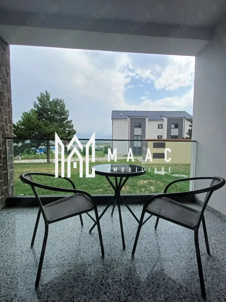 Garsioneră | Parter | 37MPU | Parcare I Da Vinci Homes - MAAC Imobiliare vă propune spre închiriere o garsonieră nouă, situată la parterul unei vile cu 3 niveluri, construcție 2025, în cartierul Da Vinci Homes – Cristian, în proximitatea zonei industriale vest a Sibiului, o locație potrivită pentru cei care își doresc acces rapid către oraș și un cadru rezidențial modern.

Locuința este compartimentată eficient și beneficiază de bucătărie separată, balcon orientat spre sud cu vedere spre munți și loc de parcare inclus. Garsoniera este complet nouă și dotată cu încălzire în pardoseală și jaluzele electrice, oferind un nivel ridicat de confort.

Compusă din: cameră de zi- dormitor cu acces către balcon, bucătărie separată, baie, hol de acces

Condiții de închiriere:
-Perioadă minimă de 1 an
-Fumatul este interzis în apartament
-Se percepe garanție în cuantumul unei chirii lunare
-Acceptăm animale de companie în anumite condiții

Pentru mai multe detalii și programarea unei vizionări, vă rugăm să menționați ID CP2951553.