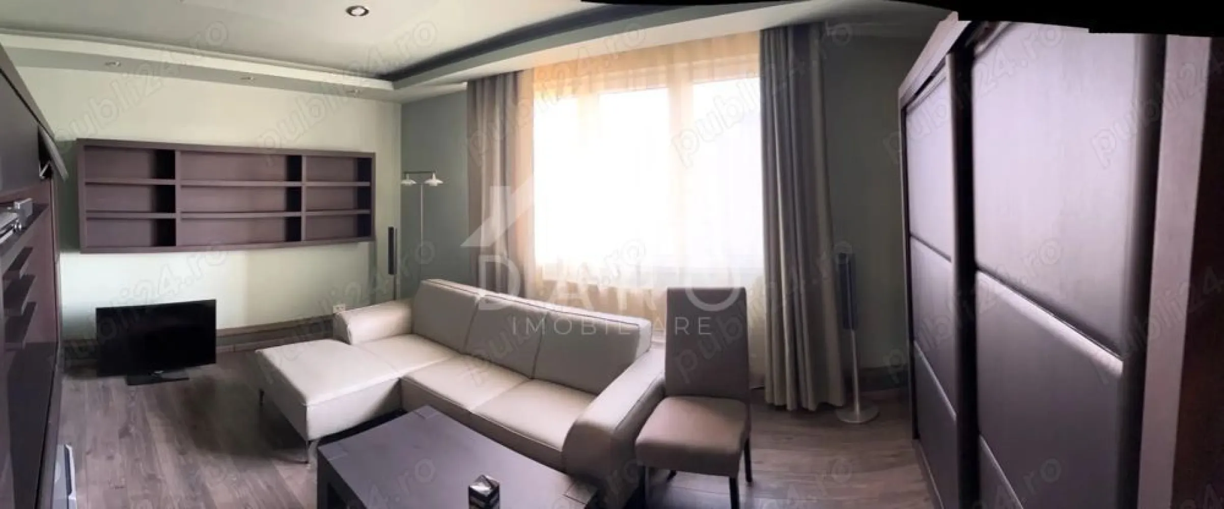 🏡 Apartament 4 camere de vânzare | 90 mp | Etaj 8/10 | Lux | - 🏡 Apartament 4 camere de vânzare | 90 mp | Etaj 8/10 | Lux | Bloc anvelopat
Se oferă spre vânzare apartament cu 4 camere, confort 1, situat la etajul 8 din 10, într-un bloc anvelopat, dotat cu lift automat nou. Apartamentul are o suprafață utilă de 90 mp și beneficiază de boxă la subsol.
✔ complet renovat
✔ finisaje premium
✔ nu a fost locuit
✔ investiție în renovare și mobilier: 100.000 €
Compartimentare:
✔ bucătărie mare
✔ cămară
✔ cameră de zi
✔ spațiu pentru servit masa
✔ hol generos
✔ dormitor matrimonial
✔ cameră copil
✔ baie mare
✔ terasă de 6 mp, închisă și încălzită
✔ boxă la subsol
Dotări și finisaje:
✔ hol placat cu granit
✔ bucătărie placată cu granit
✔ baie placată cu granit + travertin
✔ parchet premium în camere
✔ stâlpi interiori decorativi cu jardiniere din cărămidă și granit
Electrocasnice și echipamente:
✔ bucătărie complet utilată FRANKE Elveția (frigider, hotă, plită inducție, cuptor, mașină de spălat vase)
✔ centrală termică BOSCH cu boiler încastrat, controlabilă de pe telefon
✔ mașină de spălat Miele
✔ baterii GROHE cu termostat
✔ cabină de duș + cadă

✔ mobilier bucătărie modern, feronerie Blum, soft-close
✔ uși și sertare push
✔ blat combinație corian + granit
✔ mobilier din lemn masiv, realizat la comandă
✔ canapea din piele
Dotări imobil:
✔ bloc izolat termic
✔ lift nou
✔ interfon și videointerfon
✔ supraveghere video
✔ sistem de alarmă
Utilități:
✔ apă, gaz, canalizare, curent
✔ fibră optică
✔ centrală proprie cu calorifere
✔ contorizare individuală
📍 Piată – 3 min
📍 Școală – 2 min
📍 Magazine – 2 min
📍 Supermarket – 5 min
💰 Preț - 175 000 EUR negociabil
🤝 Proprietate promovată prin DARO Imobiliare
🏠 Ai nevoie de finanțare pentru achiziție?
Prin Kiwi Finance beneficiezi de:
✔ analiză GRATUITĂ a eligibilității
✔ acces la oferte de la peste 12 bănci
✔ negocierea dobânzii în favoarea ta
✔ suport complet până la obținerea creditului
📞 Detalii și vizionări:
Coman Maria – DARO Imobiliare & Kiwi Finance
📱 0749 535 729
🔑 DARO Imobiliare – găsim locuința potrivită.
💳 Kiwi Finance – te ajutăm să devii proprietar.