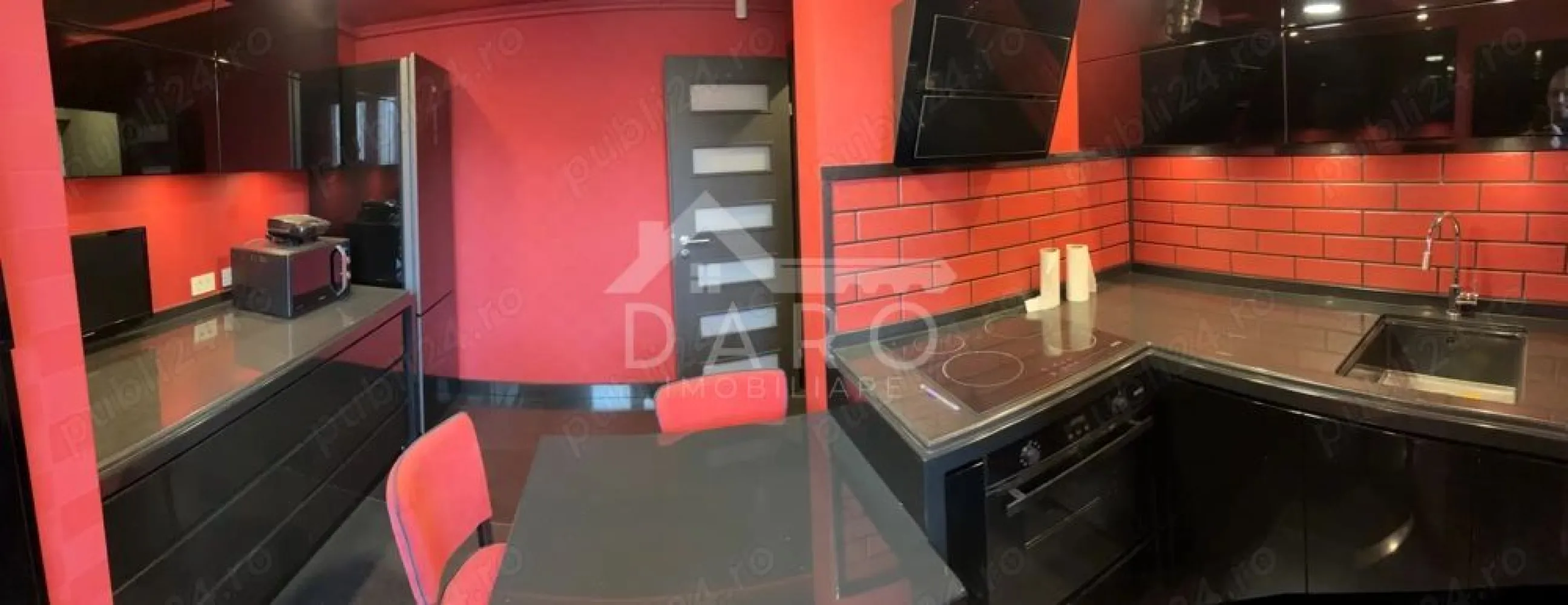🏡 Apartament 4 camere de vânzare | 90 mp | Etaj 8/10 | Lux | - 🏡 Apartament 4 camere de vânzare | 90 mp | Etaj 8/10 | Lux | Bloc anvelopat
Se oferă spre vânzare apartament cu 4 camere, confort 1, situat la etajul 8 din 10, într-un bloc anvelopat, dotat cu lift automat nou. Apartamentul are o suprafață utilă de 90 mp și beneficiază de boxă la subsol.
✔ complet renovat
✔ finisaje premium
✔ nu a fost locuit
✔ investiție în renovare și mobilier: 100.000 €
Compartimentare:
✔ bucătărie mare
✔ cămară
✔ cameră de zi
✔ spațiu pentru servit masa
✔ hol generos
✔ dormitor matrimonial
✔ cameră copil
✔ baie mare
✔ terasă de 6 mp, închisă și încălzită
✔ boxă la subsol
Dotări și finisaje:
✔ hol placat cu granit
✔ bucătărie placată cu granit
✔ baie placată cu granit + travertin
✔ parchet premium în camere
✔ stâlpi interiori decorativi cu jardiniere din cărămidă și granit
Electrocasnice și echipamente:
✔ bucătărie complet utilată FRANKE Elveția (frigider, hotă, plită inducție, cuptor, mașină de spălat vase)
✔ centrală termică BOSCH cu boiler încastrat, controlabilă de pe telefon
✔ mașină de spălat Miele
✔ baterii GROHE cu termostat
✔ cabină de duș + cadă

✔ mobilier bucătărie modern, feronerie Blum, soft-close
✔ uși și sertare push
✔ blat combinație corian + granit
✔ mobilier din lemn masiv, realizat la comandă
✔ canapea din piele
Dotări imobil:
✔ bloc izolat termic
✔ lift nou
✔ interfon și videointerfon
✔ supraveghere video
✔ sistem de alarmă
Utilități:
✔ apă, gaz, canalizare, curent
✔ fibră optică
✔ centrală proprie cu calorifere
✔ contorizare individuală
📍 Piată – 3 min
📍 Școală – 2 min
📍 Magazine – 2 min
📍 Supermarket – 5 min
💰 Preț - 175 000 EUR negociabil
🤝 Proprietate promovată prin DARO Imobiliare
🏠 Ai nevoie de finanțare pentru achiziție?
Prin Kiwi Finance beneficiezi de:
✔ analiză GRATUITĂ a eligibilității
✔ acces la oferte de la peste 12 bănci
✔ negocierea dobânzii în favoarea ta
✔ suport complet până la obținerea creditului
📞 Detalii și vizionări:
Coman Maria – DARO Imobiliare & Kiwi Finance
📱 0749 535 729
🔑 DARO Imobiliare – găsim locuința potrivită.
💳 Kiwi Finance – te ajutăm să devii proprietar.