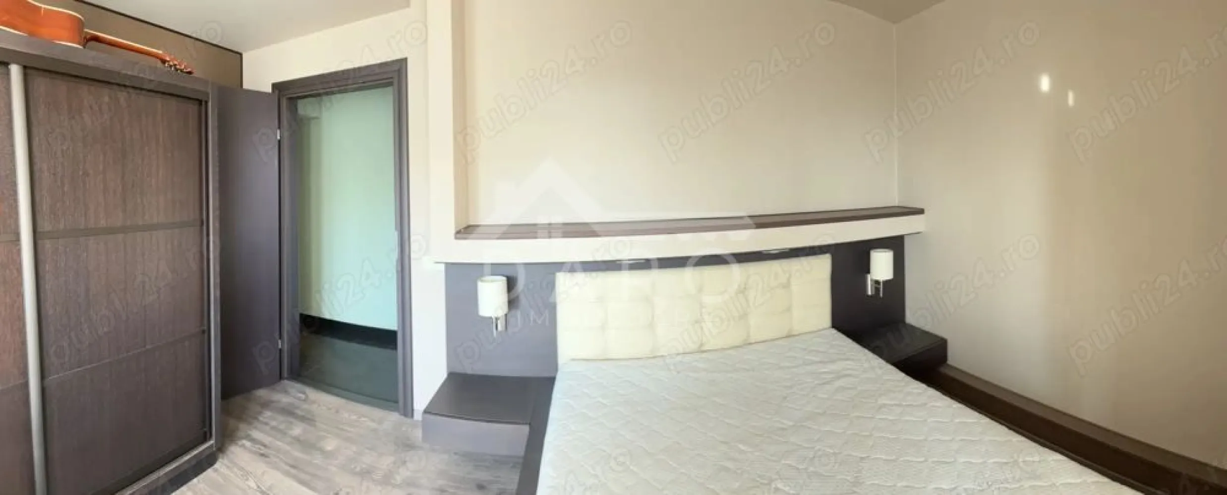 🏡 Apartament 4 camere de vânzare | 90 mp | Etaj 8/10 | Lux | - 🏡 Apartament 4 camere de vânzare | 90 mp | Etaj 8/10 | Lux | Bloc anvelopat
Se oferă spre vânzare apartament cu 4 camere, confort 1, situat la etajul 8 din 10, într-un bloc anvelopat, dotat cu lift automat nou. Apartamentul are o suprafață utilă de 90 mp și beneficiază de boxă la subsol.
✔ complet renovat
✔ finisaje premium
✔ nu a fost locuit
✔ investiție în renovare și mobilier: 100.000 €
Compartimentare:
✔ bucătărie mare
✔ cămară
✔ cameră de zi
✔ spațiu pentru servit masa
✔ hol generos
✔ dormitor matrimonial
✔ cameră copil
✔ baie mare
✔ terasă de 6 mp, închisă și încălzită
✔ boxă la subsol
Dotări și finisaje:
✔ hol placat cu granit
✔ bucătărie placată cu granit
✔ baie placată cu granit + travertin
✔ parchet premium în camere
✔ stâlpi interiori decorativi cu jardiniere din cărămidă și granit
Electrocasnice și echipamente:
✔ bucătărie complet utilată FRANKE Elveția (frigider, hotă, plită inducție, cuptor, mașină de spălat vase)
✔ centrală termică BOSCH cu boiler încastrat, controlabilă de pe telefon
✔ mașină de spălat Miele
✔ baterii GROHE cu termostat
✔ cabină de duș + cadă

✔ mobilier bucătărie modern, feronerie Blum, soft-close
✔ uși și sertare push
✔ blat combinație corian + granit
✔ mobilier din lemn masiv, realizat la comandă
✔ canapea din piele
Dotări imobil:
✔ bloc izolat termic
✔ lift nou
✔ interfon și videointerfon
✔ supraveghere video
✔ sistem de alarmă
Utilități:
✔ apă, gaz, canalizare, curent
✔ fibră optică
✔ centrală proprie cu calorifere
✔ contorizare individuală
📍 Piată – 3 min
📍 Școală – 2 min
📍 Magazine – 2 min
📍 Supermarket – 5 min
💰 Preț - 175 000 EUR negociabil
🤝 Proprietate promovată prin DARO Imobiliare
🏠 Ai nevoie de finanțare pentru achiziție?
Prin Kiwi Finance beneficiezi de:
✔ analiză GRATUITĂ a eligibilității
✔ acces la oferte de la peste 12 bănci
✔ negocierea dobânzii în favoarea ta
✔ suport complet până la obținerea creditului
📞 Detalii și vizionări:
Coman Maria – DARO Imobiliare & Kiwi Finance
📱 0749 535 729
🔑 DARO Imobiliare – găsim locuința potrivită.
💳 Kiwi Finance – te ajutăm să devii proprietar.