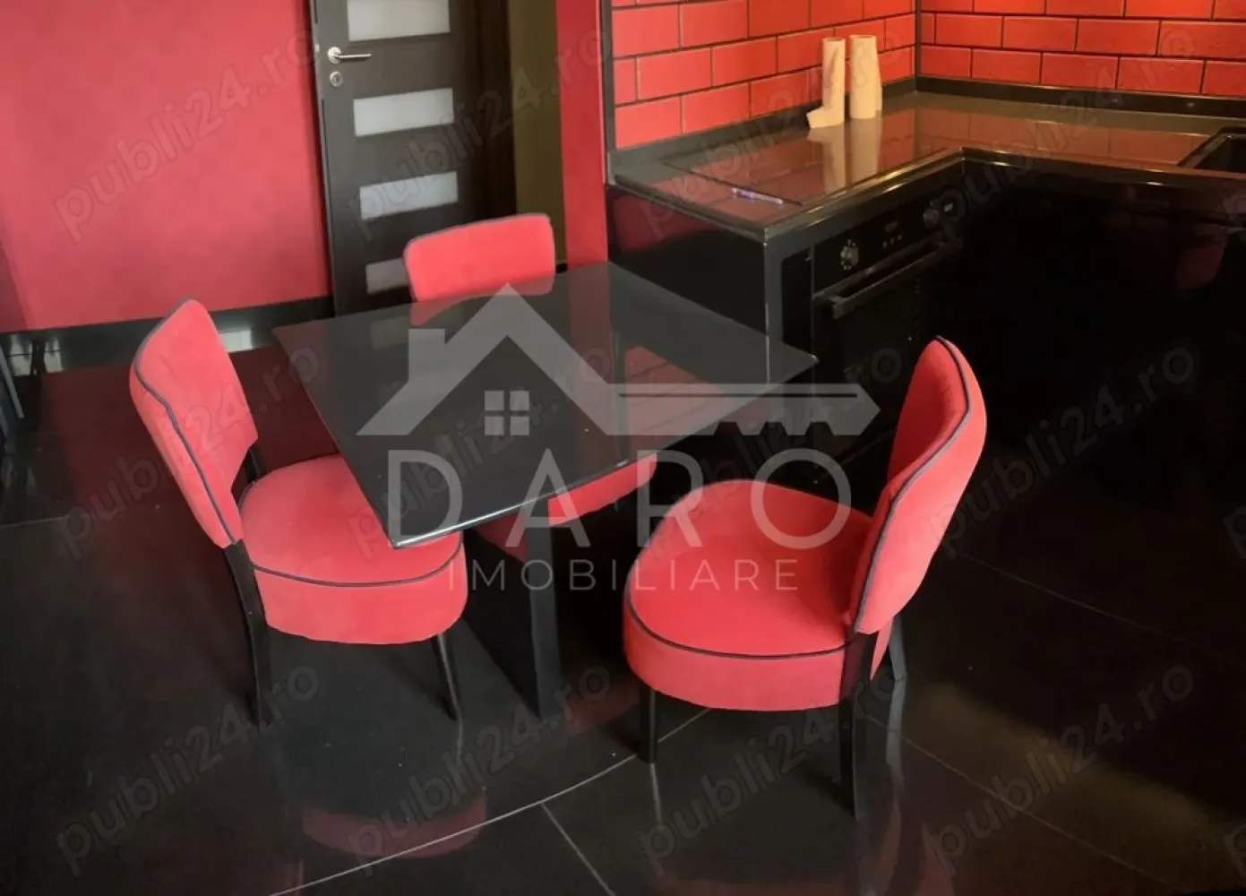 🏡 Apartament 4 camere de vânzare | 90 mp | Etaj 8/10 | Lux | - 🏡 Apartament 4 camere de vânzare | 90 mp | Etaj 8/10 | Lux | Bloc anvelopat
Se oferă spre vânzare apartament cu 4 camere, confort 1, situat la etajul 8 din 10, într-un bloc anvelopat, dotat cu lift automat nou. Apartamentul are o suprafață utilă de 90 mp și beneficiază de boxă la subsol.
✔ complet renovat
✔ finisaje premium
✔ nu a fost locuit
✔ investiție în renovare și mobilier: 100.000 €
Compartimentare:
✔ bucătărie mare
✔ cămară
✔ cameră de zi
✔ spațiu pentru servit masa
✔ hol generos
✔ dormitor matrimonial
✔ cameră copil
✔ baie mare
✔ terasă de 6 mp, închisă și încălzită
✔ boxă la subsol
Dotări și finisaje:
✔ hol placat cu granit
✔ bucătărie placată cu granit
✔ baie placată cu granit + travertin
✔ parchet premium în camere
✔ stâlpi interiori decorativi cu jardiniere din cărămidă și granit
Electrocasnice și echipamente:
✔ bucătărie complet utilată FRANKE Elveția (frigider, hotă, plită inducție, cuptor, mașină de spălat vase)
✔ centrală termică BOSCH cu boiler încastrat, controlabilă de pe telefon
✔ mașină de spălat Miele
✔ baterii GROHE cu termostat
✔ cabină de duș + cadă

✔ mobilier bucătărie modern, feronerie Blum, soft-close
✔ uși și sertare push
✔ blat combinație corian + granit
✔ mobilier din lemn masiv, realizat la comandă
✔ canapea din piele
Dotări imobil:
✔ bloc izolat termic
✔ lift nou
✔ interfon și videointerfon
✔ supraveghere video
✔ sistem de alarmă
Utilități:
✔ apă, gaz, canalizare, curent
✔ fibră optică
✔ centrală proprie cu calorifere
✔ contorizare individuală
📍 Piată – 3 min
📍 Școală – 2 min
📍 Magazine – 2 min
📍 Supermarket – 5 min
💰 Preț - 175 000 EUR negociabil
🤝 Proprietate promovată prin DARO Imobiliare
🏠 Ai nevoie de finanțare pentru achiziție?
Prin Kiwi Finance beneficiezi de:
✔ analiză GRATUITĂ a eligibilității
✔ acces la oferte de la peste 12 bănci
✔ negocierea dobânzii în favoarea ta
✔ suport complet până la obținerea creditului
📞 Detalii și vizionări:
Coman Maria – DARO Imobiliare & Kiwi Finance
📱 0749 535 729
🔑 DARO Imobiliare – găsim locuința potrivită.
💳 Kiwi Finance – te ajutăm să devii proprietar.