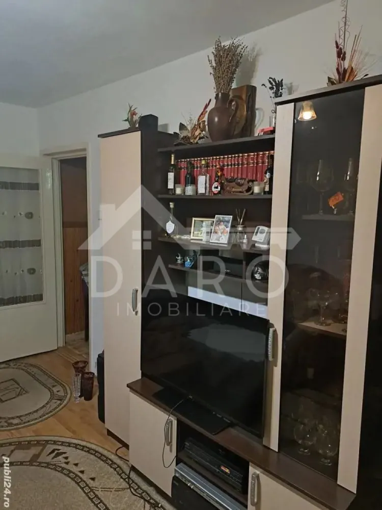 🏡 Apartament 3 camere de vânzare – Dâmbu Pietros - 🏡 Apartament 3 camere de vânzare – Dâmbu Pietros | 47 mp | 79.000 €
Se oferă spre vânzare apartament cu 3 camere, situat în Târgu Mureș, cartierul Dâmbu Pietros, într-o zonă apreciată pentru liniște și acces facil către toate punctele de interes.
📐 Suprafață utilă: 47,33 mp
📍 Etaj 4
🏢 An construcție: 1970
✔ compartimentare semidecomandată
✔ se vinde mobilat
💰 Preț: 79.000 € – negociabil
Compartimentare:
✔ living
✔ 2 dormitoare
✔ bucătărie
✔ baie
✔ hol
Avantaje locație:
📍 zonă liniștită, ideală pentru familii
📍 multe spații verzi și parcuri în apropiere
📍 locuri de joacă pentru copii
📍 școală generală și liceu în zonă
📍 magazine, bănci și farmacii la câteva minute
📍 acces facil la mijloace de transport în comun
Zona Dâmbu Pietros este una dintre cele mai căutate zone rezidențiale, datorită echilibrului dintre liniște, infrastructură bună și proximitatea facilităților esențiale.
🤝 Proprietate promovată prin DARO Imobiliare
🏠 Ai nevoie de finanțare pentru achiziție?
Prin Kiwi Finance beneficiezi de:
✔ analiză GRATUITĂ a eligibilității
✔ acces la oferte de la peste 12 bănci
✔ negocierea dobânzii în favoarea ta
✔ suport complet până la obținerea creditului
📞 Detalii și vizionări:
Coman Maria – DARO Imobiliare & Kiwi Finance
📱 0749 535 729
🔑 DARO Imobiliare – găsim locuința potrivită.
💳 Kiwi Finance – te ajutăm să devii proprietar.