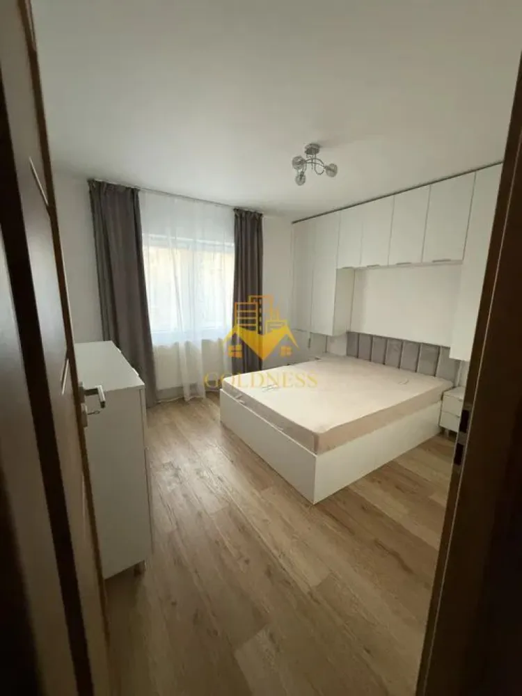 2 camere decomandate, Parcare, Modern, Mega Image, Gheorgheni - GOLDNESS Imobiliare vă propune spre închiriere un apartament cu 2 camere complet mobilat și utilat, la etajul 3 într-un imobil 4 etaje, în Cartierul Gheorgheni.
Dispune de loc de parcare!
Se află în apropierea stațiilor de transport în comun, magazine, restaurante, spații verzi, farmacii, etc.

Apartamentul este compartimentat astfel:
- dormitor cu pat matrimonial, noptiere, dressing 
- living cu canapea extensibila, masuta pentru cafea, comoda tv, TV
- bucatarie complet mobilata, utilata, loc de luat masa, masina de spalat vase
- baie cu dus walk-in, calorifer port prosop și dulap pentru depozitare,
- balcon inchis de 3 mp, hol cu dressing generos.

Imobilul este dotat cu toate cele necesare- centrală proprie, frigider, aragaz, hotă, mașină de spălat haine si vase, etc.

Dacă sunteți interesați de acest apartament și doriți să îl vizionați, dar și pentru alte oferte nu ezitați să ne contactați telefonic sau prin e-mail. Vă stăm la dispoziție!
Pentru intermediere se percepe un comision de 50% din prețul chiriei!