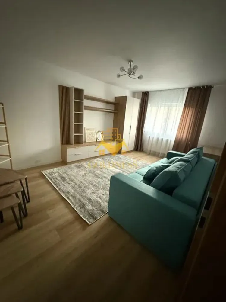 2 camere decomandate, Parcare, Modern, Mega Image, Gheorgheni - GOLDNESS Imobiliare vă propune spre închiriere un apartament cu 2 camere complet mobilat și utilat, la etajul 3 într-un imobil 4 etaje, în Cartierul Gheorgheni.
Dispune de loc de parcare!
Se află în apropierea stațiilor de transport în comun, magazine, restaurante, spații verzi, farmacii, etc.

Apartamentul este compartimentat astfel:
- dormitor cu pat matrimonial, noptiere, dressing 
- living cu canapea extensibila, masuta pentru cafea, comoda tv, TV
- bucatarie complet mobilata, utilata, loc de luat masa, masina de spalat vase
- baie cu dus walk-in, calorifer port prosop și dulap pentru depozitare,
- balcon inchis de 3 mp, hol cu dressing generos.

Imobilul este dotat cu toate cele necesare- centrală proprie, frigider, aragaz, hotă, mașină de spălat haine si vase, etc.

Dacă sunteți interesați de acest apartament și doriți să îl vizionați, dar și pentru alte oferte nu ezitați să ne contactați telefonic sau prin e-mail. Vă stăm la dispoziție!
Pentru intermediere se percepe un comision de 50% din prețul chiriei!