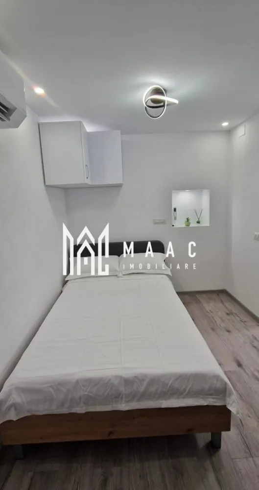 Apartament 1 camera | Etaj 1 | Modern | Ultracentral - MAAC Imobiliare vă oferă spre închiriere un studio modern, complet mobilat și utilat, situat în zona Centrala (la 2 minute de inima orasului). Acest studio este gândit pentru a oferi confort și funcționalitate într-un spațiu compact, dar foarte bine structurat. Bucătăria este complet echipată cu plită, cuptor, combină frigorifică și mobilier, și zona de dining. Baia este modernă, dotată cu cabină de duș, iar pentru confortul dumneavoastră, studioul mai include o mașină de spălat rufe. Mențiuni: Nu se acceptă animale de companie. Nu se accepta fumatul in interior. Disponibil imediat. Se percepe o garantie din cuantumul unei chirii luni. Termen de închiriere minim 1 an de zile. Pentru mai multe detalii sau pentru a programa o vizionare, va rugam specificati telefonic: CP2837047