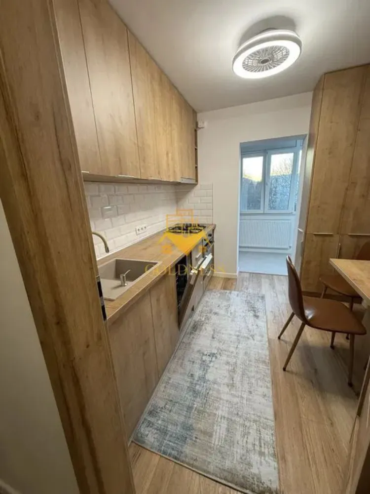 2 camere decomandate, Parcare, Modern, Mega Image, Gheorgheni - GOLDNESS Imobiliare vă propune spre închiriere un apartament cu 2 camere complet mobilat și utilat, la etajul 3 într-un imobil 4 etaje, în Cartierul Gheorgheni.
Dispune de loc de parcare!
Se află în apropierea stațiilor de transport în comun, magazine, restaurante, spații verzi, farmacii, etc.

Apartamentul este compartimentat astfel:
- dormitor cu pat matrimonial, noptiere, dressing 
- living cu canapea extensibila, masuta pentru cafea, comoda tv, TV
- bucatarie complet mobilata, utilata, loc de luat masa, masina de spalat vase
- baie cu dus walk-in, calorifer port prosop și dulap pentru depozitare,
- balcon inchis de 3 mp, hol cu dressing generos.

Imobilul este dotat cu toate cele necesare- centrală proprie, frigider, aragaz, hotă, mașină de spălat haine si vase, etc.

Dacă sunteți interesați de acest apartament și doriți să îl vizionați, dar și pentru alte oferte nu ezitați să ne contactați telefonic sau prin e-mail. Vă stăm la dispoziție!
Pentru intermediere se percepe un comision de 50% din prețul chiriei!