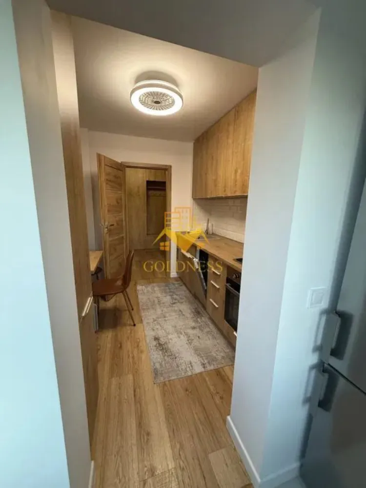 2 camere decomandate, Parcare, Modern, Mega Image, Gheorgheni - GOLDNESS Imobiliare vă propune spre închiriere un apartament cu 2 camere complet mobilat și utilat, la etajul 3 într-un imobil 4 etaje, în Cartierul Gheorgheni.
Dispune de loc de parcare!
Se află în apropierea stațiilor de transport în comun, magazine, restaurante, spații verzi, farmacii, etc.

Apartamentul este compartimentat astfel:
- dormitor cu pat matrimonial, noptiere, dressing 
- living cu canapea extensibila, masuta pentru cafea, comoda tv, TV
- bucatarie complet mobilata, utilata, loc de luat masa, masina de spalat vase
- baie cu dus walk-in, calorifer port prosop și dulap pentru depozitare,
- balcon inchis de 3 mp, hol cu dressing generos.

Imobilul este dotat cu toate cele necesare- centrală proprie, frigider, aragaz, hotă, mașină de spălat haine si vase, etc.

Dacă sunteți interesați de acest apartament și doriți să îl vizionați, dar și pentru alte oferte nu ezitați să ne contactați telefonic sau prin e-mail. Vă stăm la dispoziție!
Pentru intermediere se percepe un comision de 50% din prețul chiriei!