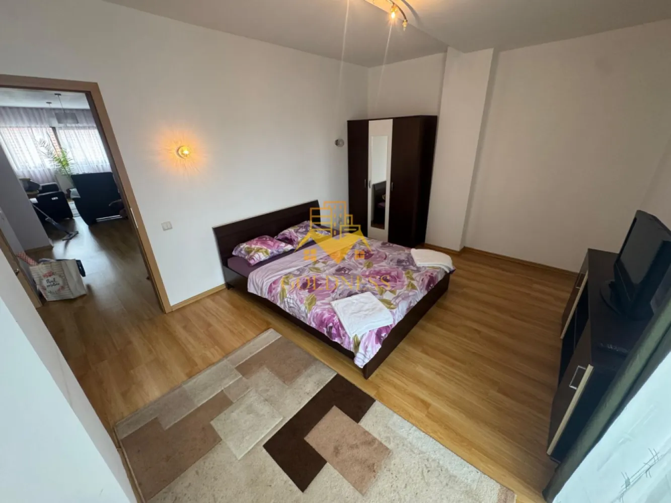 3 camere, garaj, bloc nou, Mihai Viteazul Zona Mc Donald's. Decebal - GOLDNESS Imobiliare vă propune spre închiriere un apartament cu 3 camere complet mobilat și utilat, la etajul 3 într-un imobil de 6 etaje, în Zona Centrala.
Dispune de loc de parcare subterana!
Se află în apropierea stațiilor de transport în comun, magazine, restaurante, spații verzi, farmacii, etc. 

Apartamentul este compartimentat astfel:
 - dormitor cu pat matrimonial, dulap pentru haine, noptiere
- dormitor cu pat matrimonial, dulap pentru haine, noptiere
 - living cu bucatarie open space complet utilată și mobilată, canapea extensibilă, loc de servit masa ( mobila de bucatarie si parchetul o sa fie schimbate)
 - baie cu cada, calorifer port prosop și dulap pentru depozitare.
 - la cerere se poate finisa a 2 a baie.
 - balcon de 6 mp.

Imobilul este dotat cu toate cele necesare- centrală proprie, frigider, aragaz, hotă, mașină de spălat haine, etc. 

Dacă sunteți interesați de acest apartament și doriți să îl vizionați, dar și pentru alte oferte nu ezitați să ne contactați telefonic sau prin e-mail. Vă stăm la dispoziție!
Pentru intermediere se percepe un comision de 50% din prețul chiriei!
