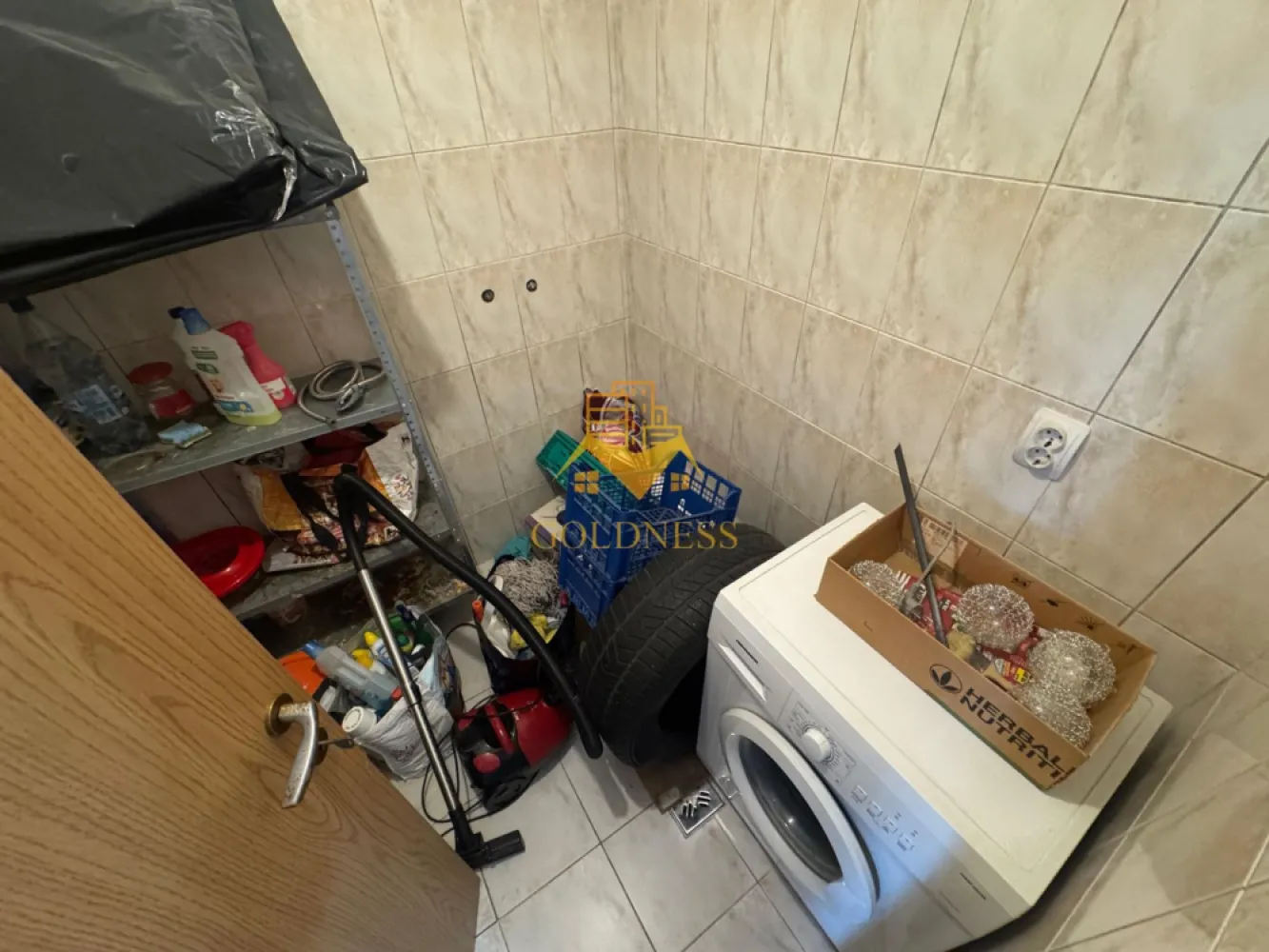 3 camere, garaj, bloc nou, Mihai Viteazul Zona Mc Donald's. Decebal - GOLDNESS Imobiliare vă propune spre închiriere un apartament cu 3 camere complet mobilat și utilat, la etajul 3 într-un imobil de 6 etaje, în Zona Centrala.
Dispune de loc de parcare subterana!
Se află în apropierea stațiilor de transport în comun, magazine, restaurante, spații verzi, farmacii, etc. 

Apartamentul este compartimentat astfel:
 - dormitor cu pat matrimonial, dulap pentru haine, noptiere
- dormitor cu pat matrimonial, dulap pentru haine, noptiere
 - living cu bucatarie open space complet utilată și mobilată, canapea extensibilă, loc de servit masa ( mobila de bucatarie si parchetul o sa fie schimbate)
 - baie cu cada, calorifer port prosop și dulap pentru depozitare.
 - la cerere se poate finisa a 2 a baie.
 - balcon de 6 mp.

Imobilul este dotat cu toate cele necesare- centrală proprie, frigider, aragaz, hotă, mașină de spălat haine, etc. 

Dacă sunteți interesați de acest apartament și doriți să îl vizionați, dar și pentru alte oferte nu ezitați să ne contactați telefonic sau prin e-mail. Vă stăm la dispoziție!
Pentru intermediere se percepe un comision de 50% din prețul chiriei!