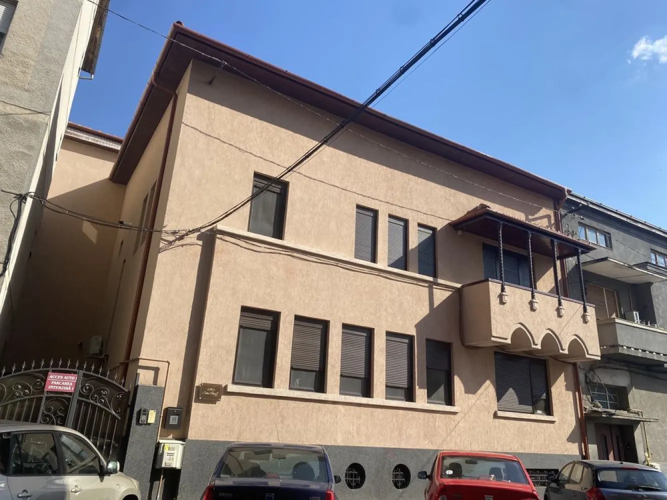 BRASADAS vinde casa pt locuit / afaceri zona ULTRACENTRALA. - Agenția imobiliara BRASADAS vinde vila deosebită în inima orașului Satu Mare - Ideală pentru locuit și afaceri

Descoperă această bijuterie arhitecturală, situată în zona ultra-centrală a orașului Satu Mare, perfectă pentru cei care caută o locuință elegantă sau un spațiu comercial de prestigiu.

Construită în 1937 și complet renovată în 2016, această proprietate oferă o combinație perfectă între farmecul clasic și confortul modern.

Caracteristici principale:
Suprafață totală construită: 262,23 mp
Demisol generos: 252,07 mp construiți / 189,66 mp utili – ideal pentru depozitare sau activități comerciale.
Parter spațios: 262,23 mp construiți / 212,54 mp utili – perfect pentru birouri sau spații de locuit deschise și luminoase.
Etaj elegant: 249,3 mp construiți / 197,04 mp utili – ideal pentru locuință privată sau apartamente de lux.
Pod foarte spațios: Poate fi transformat cu ușurință în birouri, camere de locuit sau chiar închiriat în regim hotelier – oportunitate perfectă pentru investiții suplimentare.
Teren: 454 mp cu o curte privată de 191,77 mp, singura de pe stradă care permite accesul auto direct.
Avantaje unice:
Localizare excepțională: Situată în inima orașului, aproape de școli, mijloace de transport în comun, bănci și Parcul Central – tot ce ai nevoie la câțiva pași distanță!
Flexibilitate: Imobilul este deja adaptat pentru utilizare mixtă – atât rezidențială, cât și comercială.
Renovat complet: Modernizată în 2016, păstrându-se detalii originale, dar aducând un confort sporit și eficiență energetică.
Aceasta este oportunitatea perfectă pentru cei care doresc să investească într-o proprietate de prestigiu, într-o locație de top, ce poate fi transformată într-un sediu de firmă, locuință de lux sau chiar o afacere prosperă.
Www.brasadas.com.