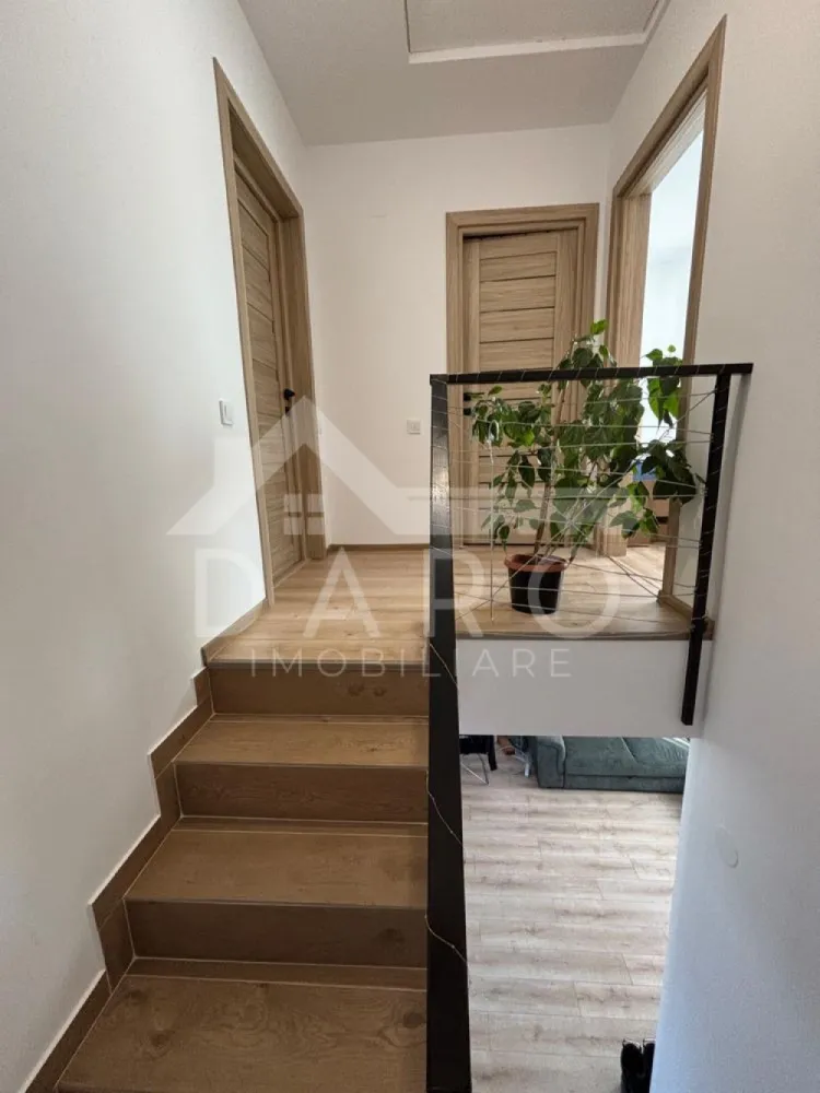 🏡 Case tip triplex de vânzare | 110 mp | Garaj | 126.000 € - 🏡 Case tip triplex de vânzare | 110 mp | Garaj | 126.000 €
Se oferă spre vânzare locuințe moderne într-un complex rezidențial elegant, format din 2 triplexuri (6 unități locative), construite din cărămidă, cu acoperiș din țiglă, situate într-o zonă liniștită, cu aer curat și acces rapid pe drum asfaltat.
📐 Suprafață utilă: aproximativ 110 mp
💰 Preț: 126.000 €
✔ disponibile la cheie
✔ construcție durabilă
✔ ideale pentru familie
Regim de înălțime: Demisol + Parter + Etaj
Demisol:
✔ garaj acoperit pentru 1 mașină
✔ pivniță generoasă
Parter:
✔ hol primitor
✔ scară interioară
✔ living spațios
✔ bucătărie open-space
✔ baie
Etaj:
✔ 2 dormitoare cu dressing
✔ baie comună
Exterior & facilități:
✔ 2 locuri de parcare pentru fiecare locuință (în față și în spate, pe pavele)
✔ curte interioară amenajată
✔ aproape de pădure
Proprietatea oferă confort modern într-o zonă liniștită, ideală pentru cei care își doresc intimitate și acces rapid către oraș.
🤝 Proprietate promovată prin DARO Imobiliare
🏠 Ai nevoie de finanțare pentru achiziție?
Prin Kiwi Finance beneficiezi de:
✔ analiză GRATUITĂ a eligibilității
✔ acces la oferte de la peste 12 bănci
✔ negocierea dobânzii în favoarea ta
✔ suport complet până la obținerea creditului
📞 Detalii și vizionări:
📱 0749 535 729
🔑 DARO Imobiliare – găsim locuința potrivită.
💳 Kiwi Finance – te ajutăm să devii proprietar.