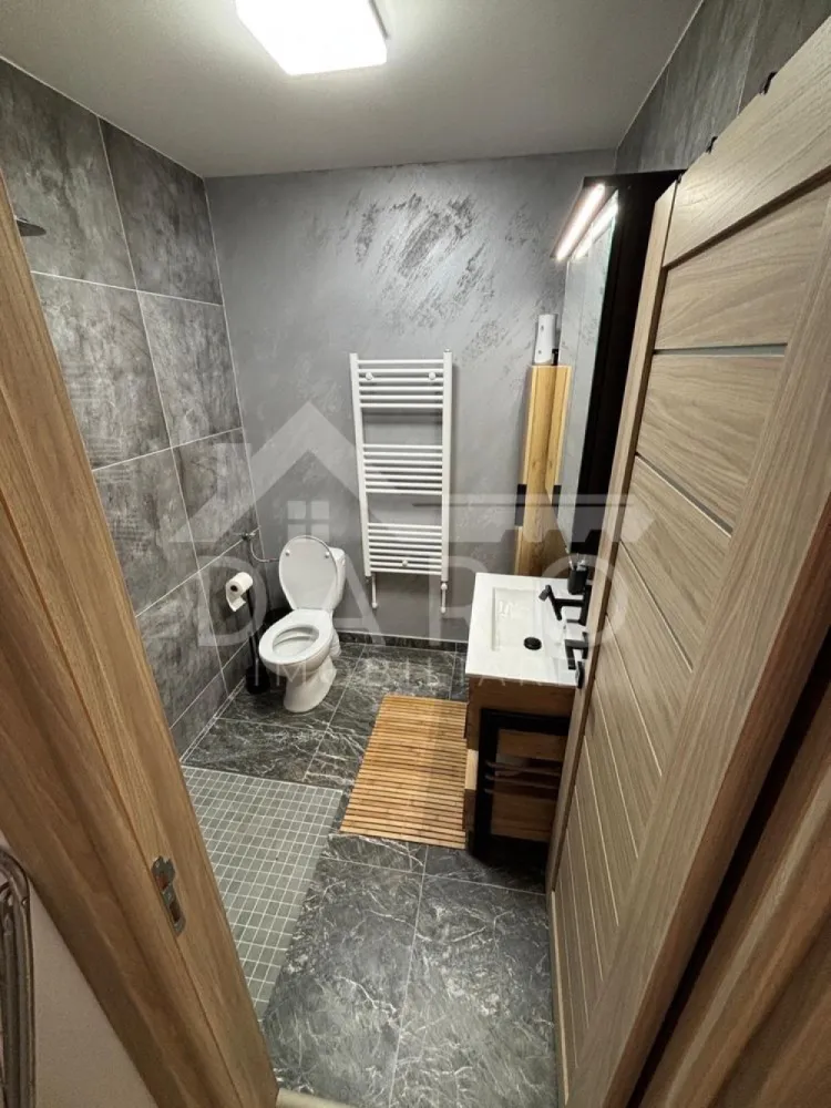 🏡 Case tip triplex de vânzare | 110 mp | Garaj | 126.000 € - 🏡 Case tip triplex de vânzare | 110 mp | Garaj | 126.000 €
Se oferă spre vânzare locuințe moderne într-un complex rezidențial elegant, format din 2 triplexuri (6 unități locative), construite din cărămidă, cu acoperiș din țiglă, situate într-o zonă liniștită, cu aer curat și acces rapid pe drum asfaltat.
📐 Suprafață utilă: aproximativ 110 mp
💰 Preț: 126.000 €
✔ disponibile la cheie
✔ construcție durabilă
✔ ideale pentru familie
Regim de înălțime: Demisol + Parter + Etaj
Demisol:
✔ garaj acoperit pentru 1 mașină
✔ pivniță generoasă
Parter:
✔ hol primitor
✔ scară interioară
✔ living spațios
✔ bucătărie open-space
✔ baie
Etaj:
✔ 2 dormitoare cu dressing
✔ baie comună
Exterior & facilități:
✔ 2 locuri de parcare pentru fiecare locuință (în față și în spate, pe pavele)
✔ curte interioară amenajată
✔ aproape de pădure
Proprietatea oferă confort modern într-o zonă liniștită, ideală pentru cei care își doresc intimitate și acces rapid către oraș.
🤝 Proprietate promovată prin DARO Imobiliare
🏠 Ai nevoie de finanțare pentru achiziție?
Prin Kiwi Finance beneficiezi de:
✔ analiză GRATUITĂ a eligibilității
✔ acces la oferte de la peste 12 bănci
✔ negocierea dobânzii în favoarea ta
✔ suport complet până la obținerea creditului
📞 Detalii și vizionări:
📱 0749 535 729
🔑 DARO Imobiliare – găsim locuința potrivită.
💳 Kiwi Finance – te ajutăm să devii proprietar.