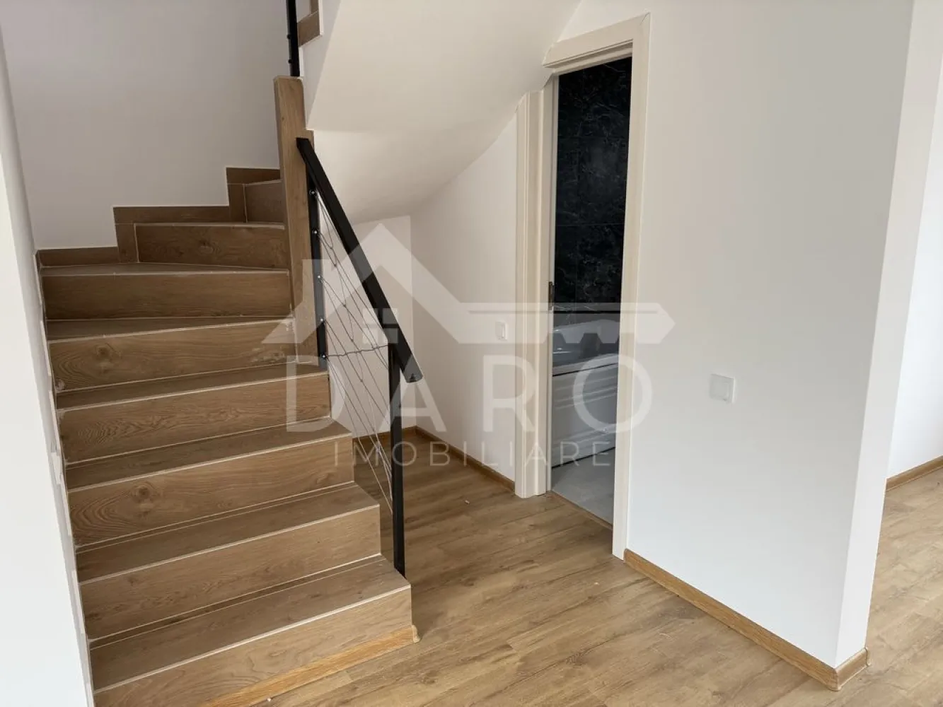 🏡 Case tip triplex de vânzare | 110 mp | Garaj | 126.000 € - 🏡 Case tip triplex de vânzare | 110 mp | Garaj | 126.000 €
Se oferă spre vânzare locuințe moderne într-un complex rezidențial elegant, format din 2 triplexuri (6 unități locative), construite din cărămidă, cu acoperiș din țiglă, situate într-o zonă liniștită, cu aer curat și acces rapid pe drum asfaltat.
📐 Suprafață utilă: aproximativ 110 mp
💰 Preț: 126.000 €
✔ disponibile la cheie
✔ construcție durabilă
✔ ideale pentru familie
Regim de înălțime: Demisol + Parter + Etaj
Demisol:
✔ garaj acoperit pentru 1 mașină
✔ pivniță generoasă
Parter:
✔ hol primitor
✔ scară interioară
✔ living spațios
✔ bucătărie open-space
✔ baie
Etaj:
✔ 2 dormitoare cu dressing
✔ baie comună
Exterior & facilități:
✔ 2 locuri de parcare pentru fiecare locuință (în față și în spate, pe pavele)
✔ curte interioară amenajată
✔ aproape de pădure
Proprietatea oferă confort modern într-o zonă liniștită, ideală pentru cei care își doresc intimitate și acces rapid către oraș.
🤝 Proprietate promovată prin DARO Imobiliare
🏠 Ai nevoie de finanțare pentru achiziție?
Prin Kiwi Finance beneficiezi de:
✔ analiză GRATUITĂ a eligibilității
✔ acces la oferte de la peste 12 bănci
✔ negocierea dobânzii în favoarea ta
✔ suport complet până la obținerea creditului
📞 Detalii și vizionări:
📱 0749 535 729
🔑 DARO Imobiliare – găsim locuința potrivită.
💳 Kiwi Finance – te ajutăm să devii proprietar.