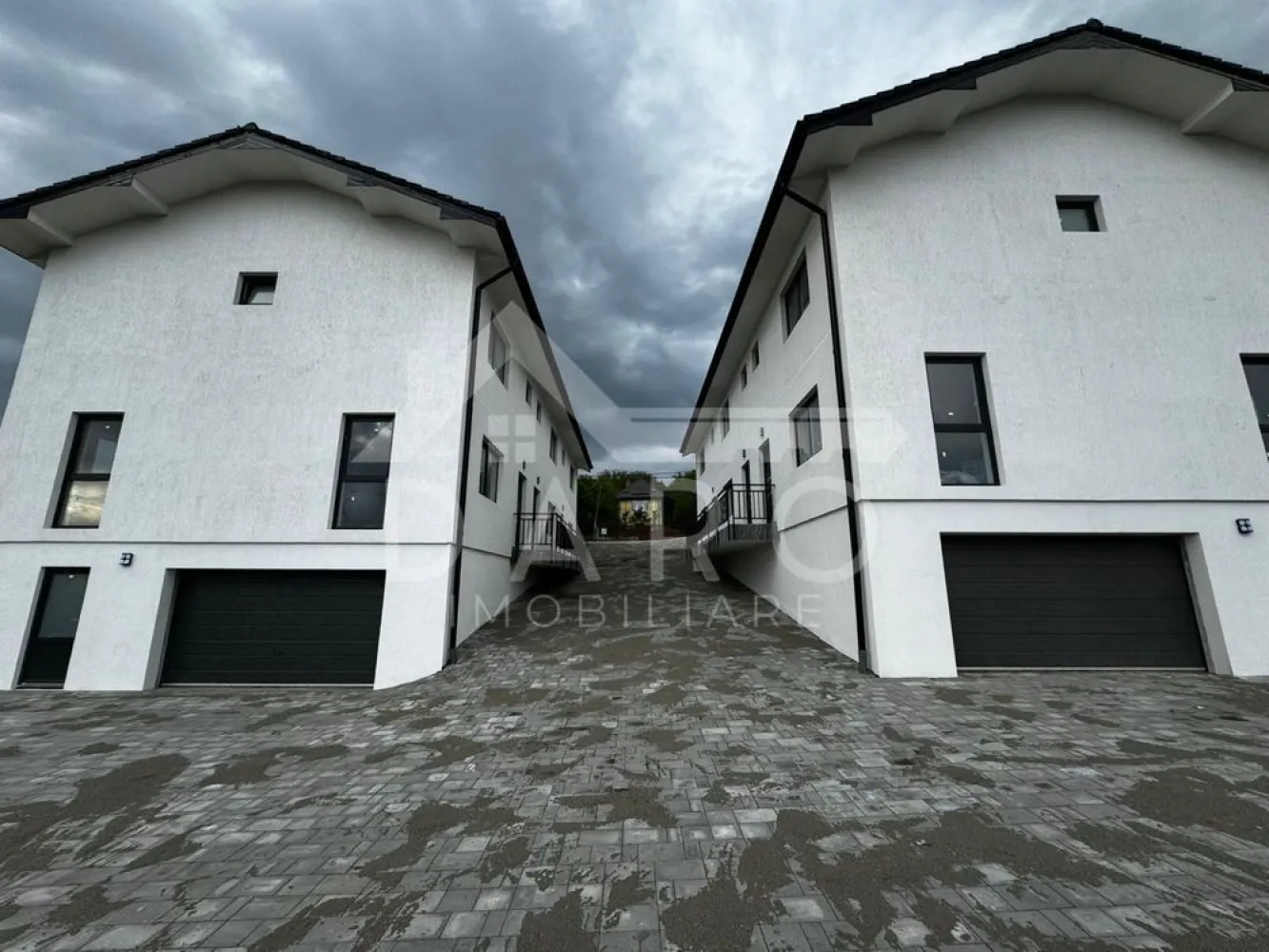 🏡 Case tip triplex de vânzare | 110 mp | Garaj | 126.000 € - 🏡 Case tip triplex de vânzare | 110 mp | Garaj | 126.000 €
Se oferă spre vânzare locuințe moderne într-un complex rezidențial elegant, format din 2 triplexuri (6 unități locative), construite din cărămidă, cu acoperiș din țiglă, situate într-o zonă liniștită, cu aer curat și acces rapid pe drum asfaltat.
📐 Suprafață utilă: aproximativ 110 mp
💰 Preț: 126.000 €
✔ disponibile la cheie
✔ construcție durabilă
✔ ideale pentru familie
Regim de înălțime: Demisol + Parter + Etaj
Demisol:
✔ garaj acoperit pentru 1 mașină
✔ pivniță generoasă
Parter:
✔ hol primitor
✔ scară interioară
✔ living spațios
✔ bucătărie open-space
✔ baie
Etaj:
✔ 2 dormitoare cu dressing
✔ baie comună
Exterior & facilități:
✔ 2 locuri de parcare pentru fiecare locuință (în față și în spate, pe pavele)
✔ curte interioară amenajată
✔ aproape de pădure
Proprietatea oferă confort modern într-o zonă liniștită, ideală pentru cei care își doresc intimitate și acces rapid către oraș.
🤝 Proprietate promovată prin DARO Imobiliare
🏠 Ai nevoie de finanțare pentru achiziție?
Prin Kiwi Finance beneficiezi de:
✔ analiză GRATUITĂ a eligibilității
✔ acces la oferte de la peste 12 bănci
✔ negocierea dobânzii în favoarea ta
✔ suport complet până la obținerea creditului
📞 Detalii și vizionări:
📱 0749 535 729
🔑 DARO Imobiliare – găsim locuința potrivită.
💳 Kiwi Finance – te ajutăm să devii proprietar.