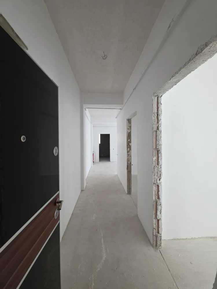 APARTAMENT 3 CAMERE -INTABULAT-80MP UTILI- 100.000 EURO - OFERTA UNICA – 80MP UTILI – 100.000 EURO- ZONA EXCELENTAIntabulat, disponibil imediat!076 700 5000 – PENTRU DETALII SI VIZIONARE !Se vinde apartament 3 camere luminos si spatios – 79.5mp utili format din 2 dormitoare, living open space + bucătărie, baie si balcon.Situat intr-o zona de interes ridicat, Octavian Goga nr 5, langa bulevardul Vasile Milea, mall shopping city si la 2km de centrul orasului Sibiu!&nbsp;✅ Preț excelent: 100.000 € ( doar 1.257 €/m2)✅️ COMISION 0%✅ 79.5mp utili&nbsp;✅ Intabulat – actele pregătite pentru vânzare✅ 1 loc de parcare exterior INCLUS✅ Finisaje Premium✅ Mutare imediată✅ Cartier locuit, acces rapid la bulevard, mall shopping city, Kaufland, lidl,școli și grădinițe.